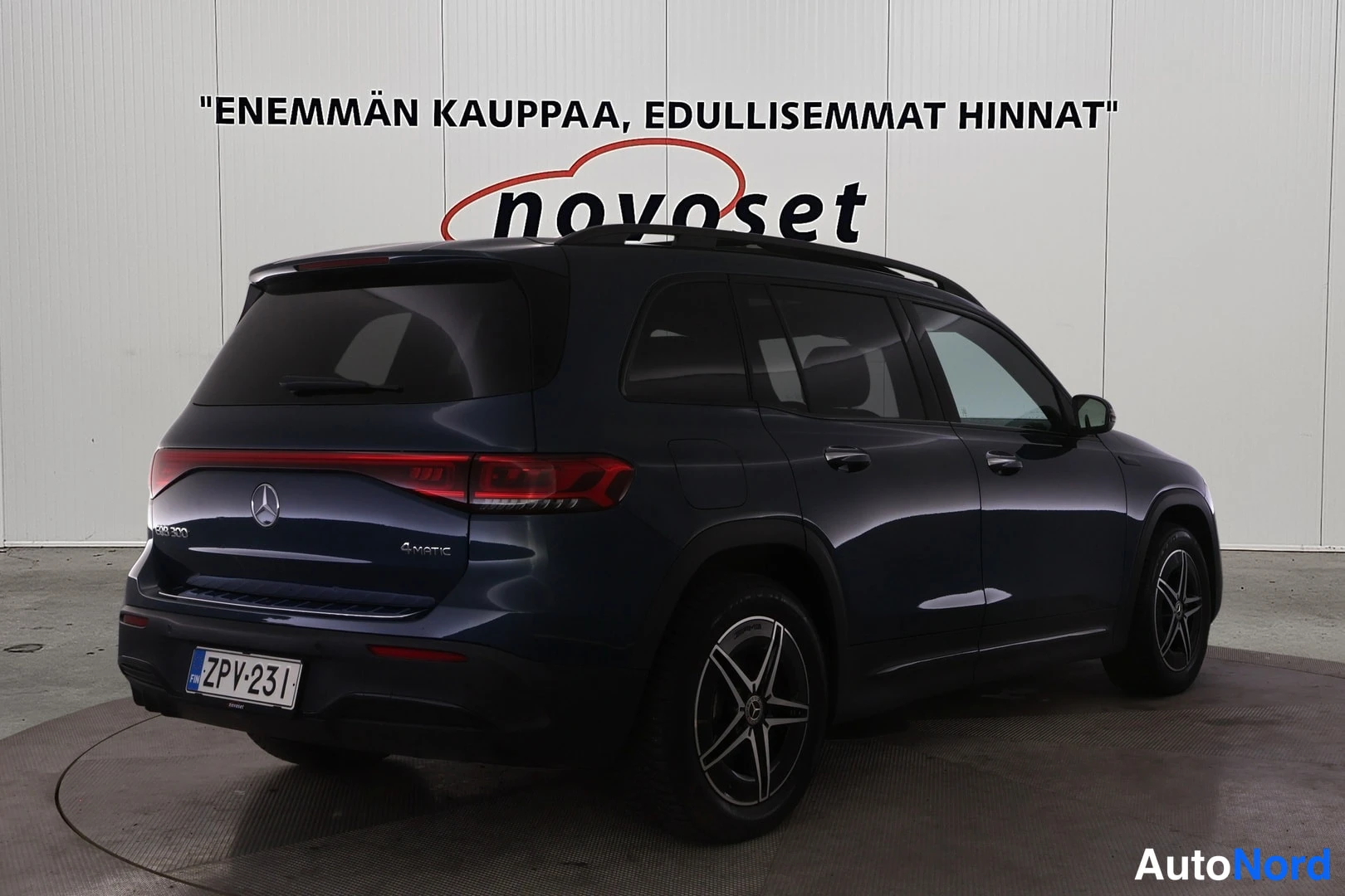 Takaviisto: Tumman Mercedes-Benz EQB:n takakulma oikealta, takaovi ja takapyörä näkyvissä kuvassa vasemmalla.