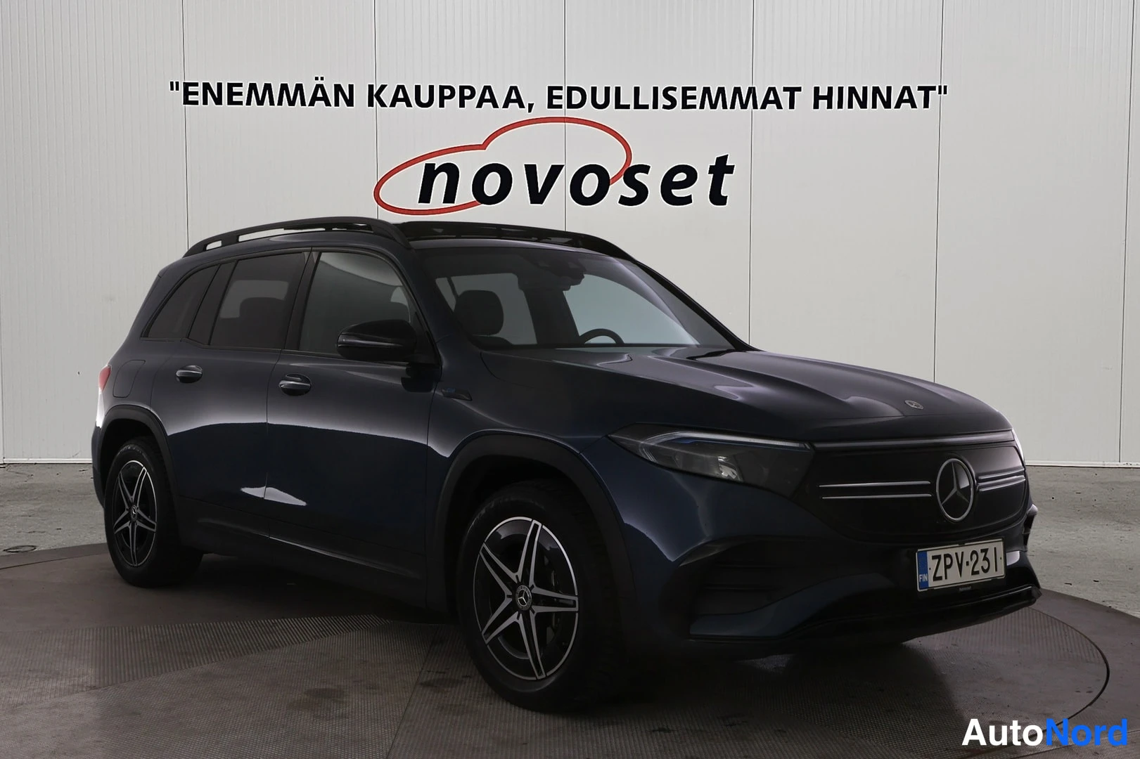 Etuviisto, nokka oikealle: Mercedes-Benz EQB tummansininen etukulmasta, rekisteritunnus.