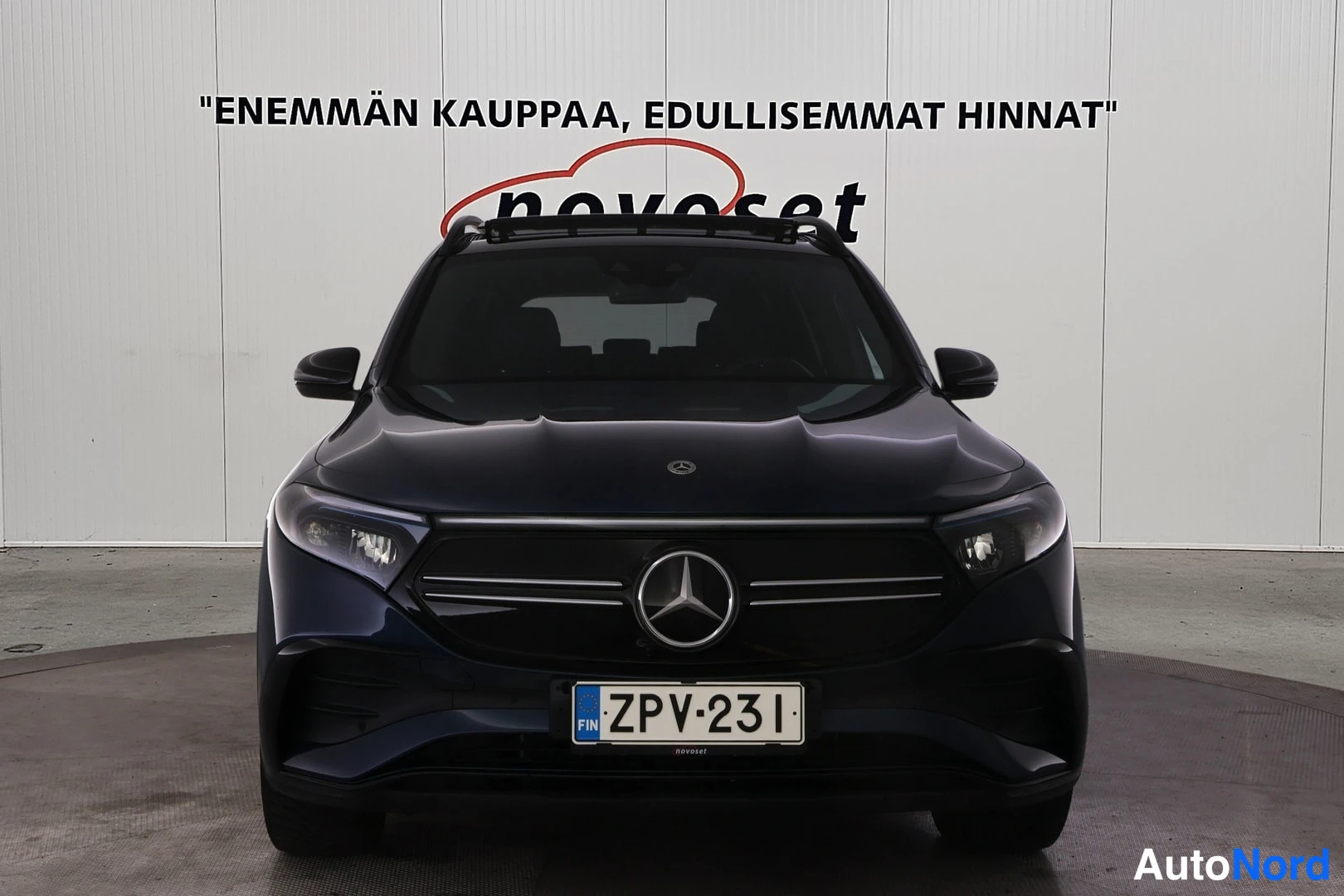 Edestä: Mercedes-Benz EQB edestäpäin, etusäleikkö ja rekisteritunnus.