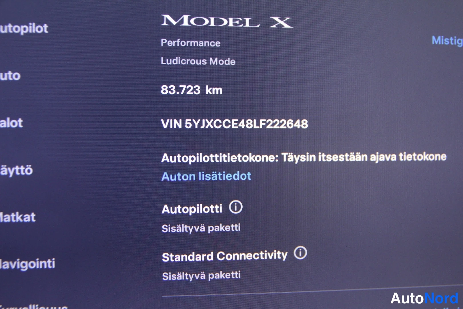 Asiakirja: Infotainment screen displaying vehicle information including Model X Performance, 83.723 km mileage, and VIN 5YJXCCE48LF222648