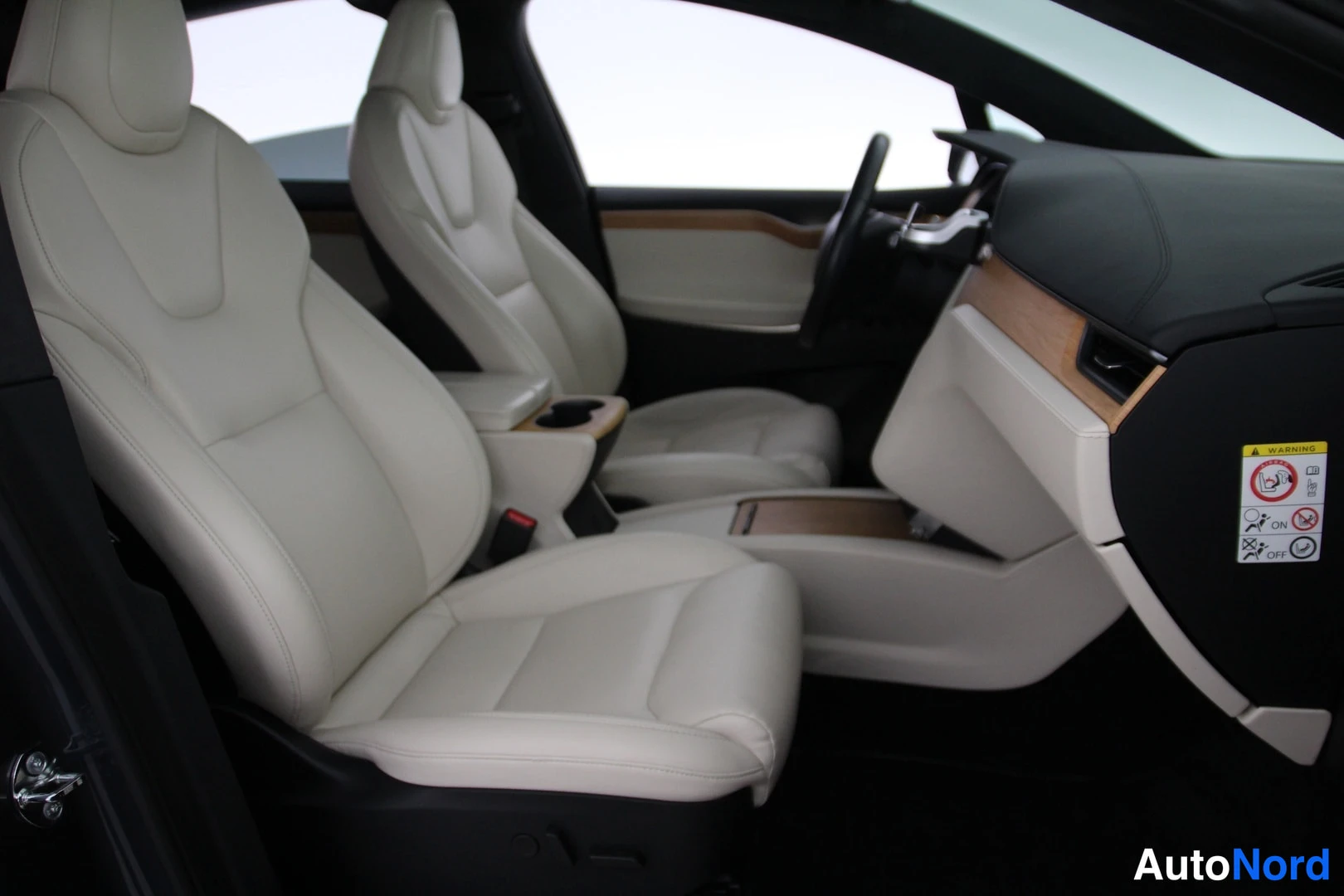 Etuistuimet: Interior view showing two cream-colored front seats with wood trim accents