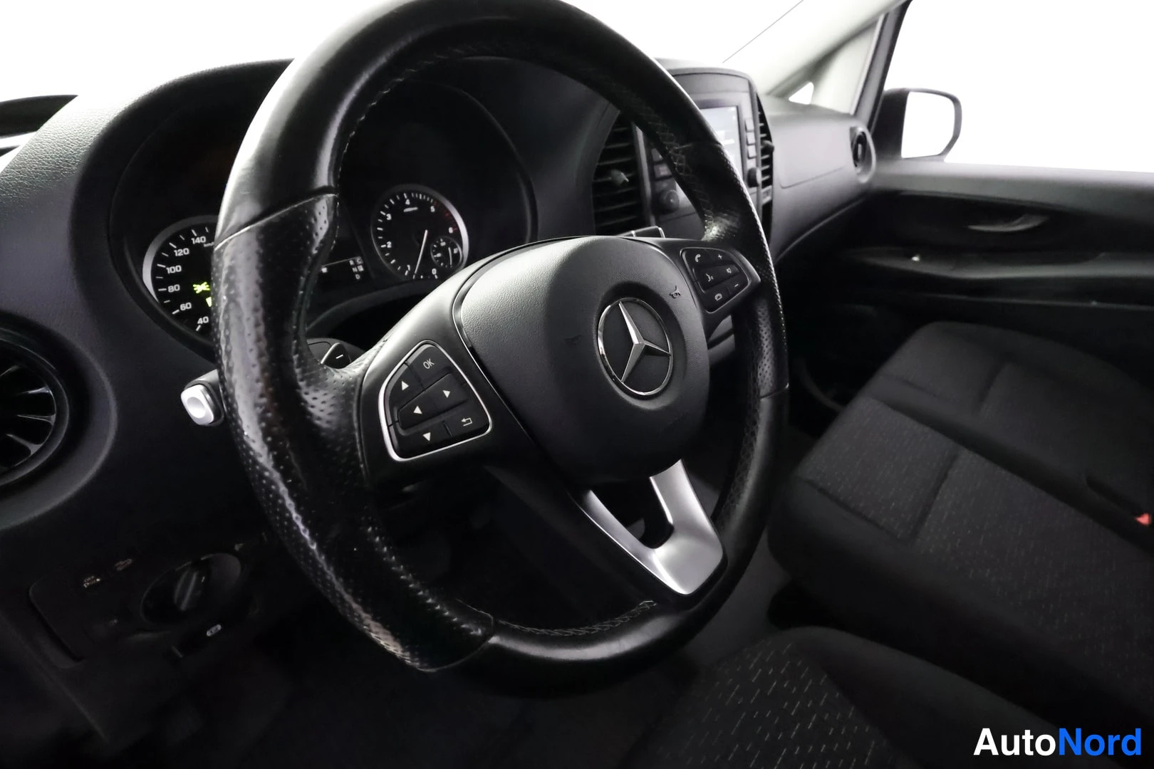 Muu: Mercedes-Benz-ohjauspyörä ja kojelauta mustaa