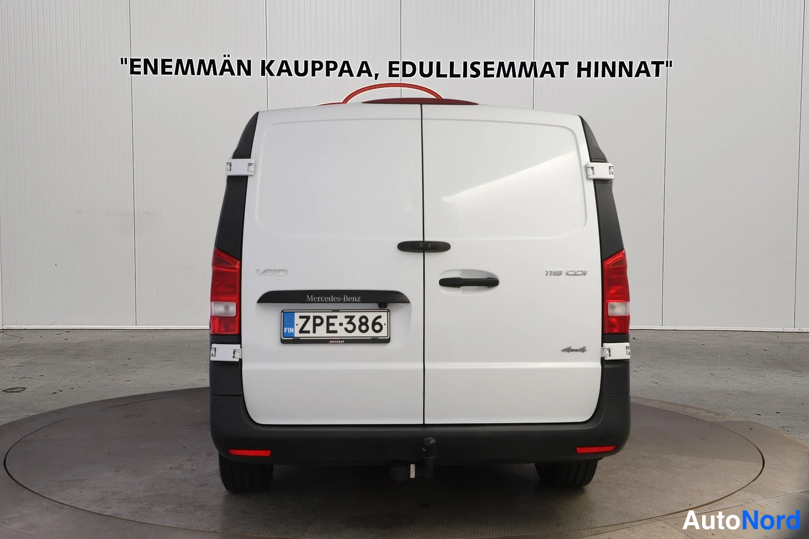 Takaa: Mercedes-Benz Vito -pakettiauto suoraan takaa, valkoinen kori, kaksoistakaluukut, takavalo punaiset, rekisterikilpi.