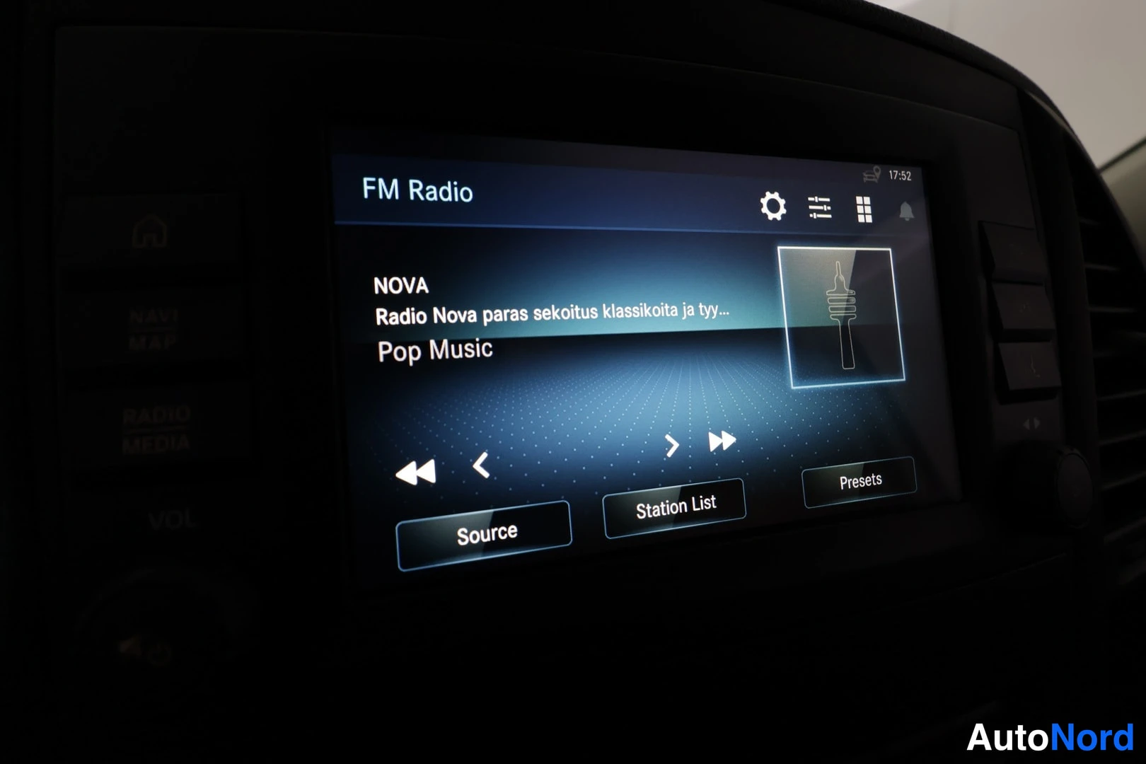 Yksityiskohta: Auton infotainment-näyttö FM-radiossa: soiva kanava Radio Nova (Pop Music), alareunassa valinnat Source, Station List ja Presets.