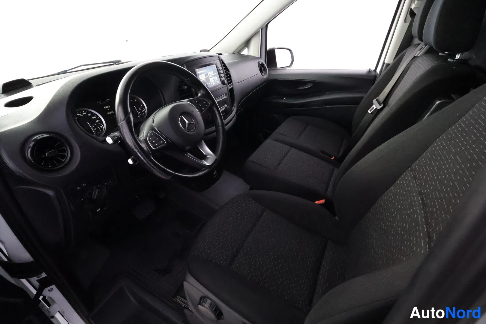 Etuistuimet: Ohjaamo edestä: kuljettajan istuin vasemmalla, monitoimiohjauspyörä Mercedes-Benz -logoilla, mittaritaulu ja keskellä sijaitseva navigaationäyttö. Katto on tumm