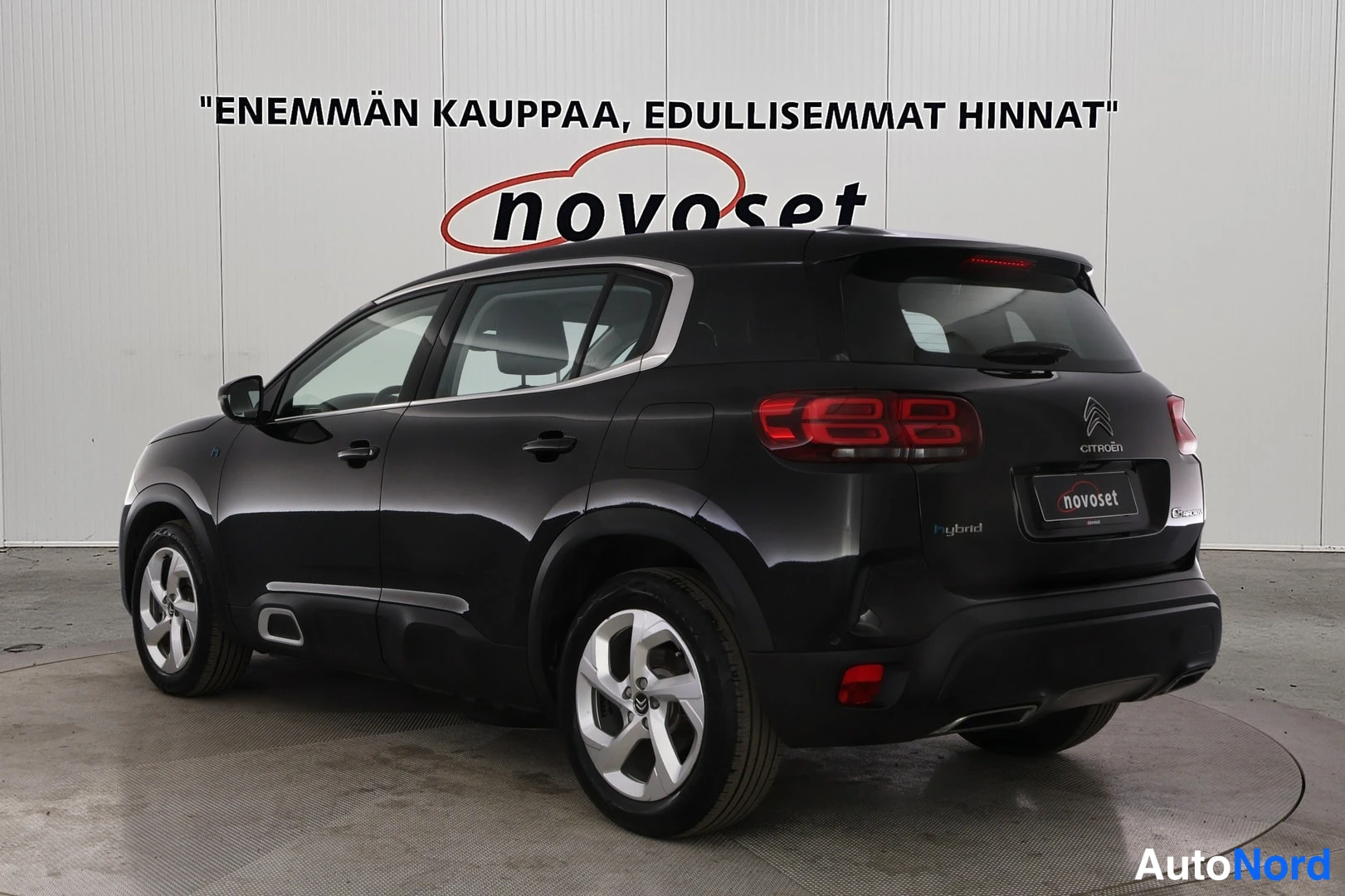 Takaviisto: Musta Citroën C5 Aircross -tilusiisti takaviisto vasemmasta sivusta, punaiset takavalot ja novoset-tunnus takaluukussa.