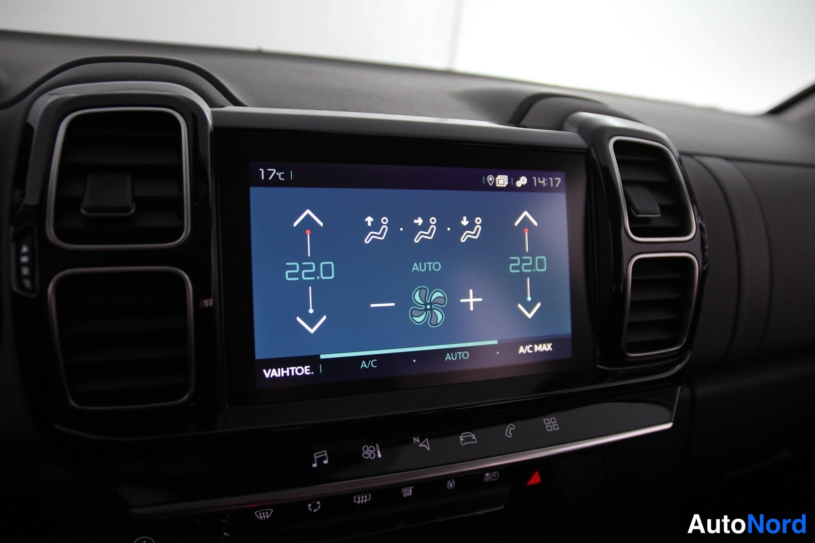 Muu: Keskikonsolin näyttö kaksivyöhykeilmastoinnilla: molempien vyöhykkeiden asetus 22,0, tilat AUTO, A/C ja A/C MAX; näytössä myös 17 °C ja aika 14:17. Vakiona ilma
