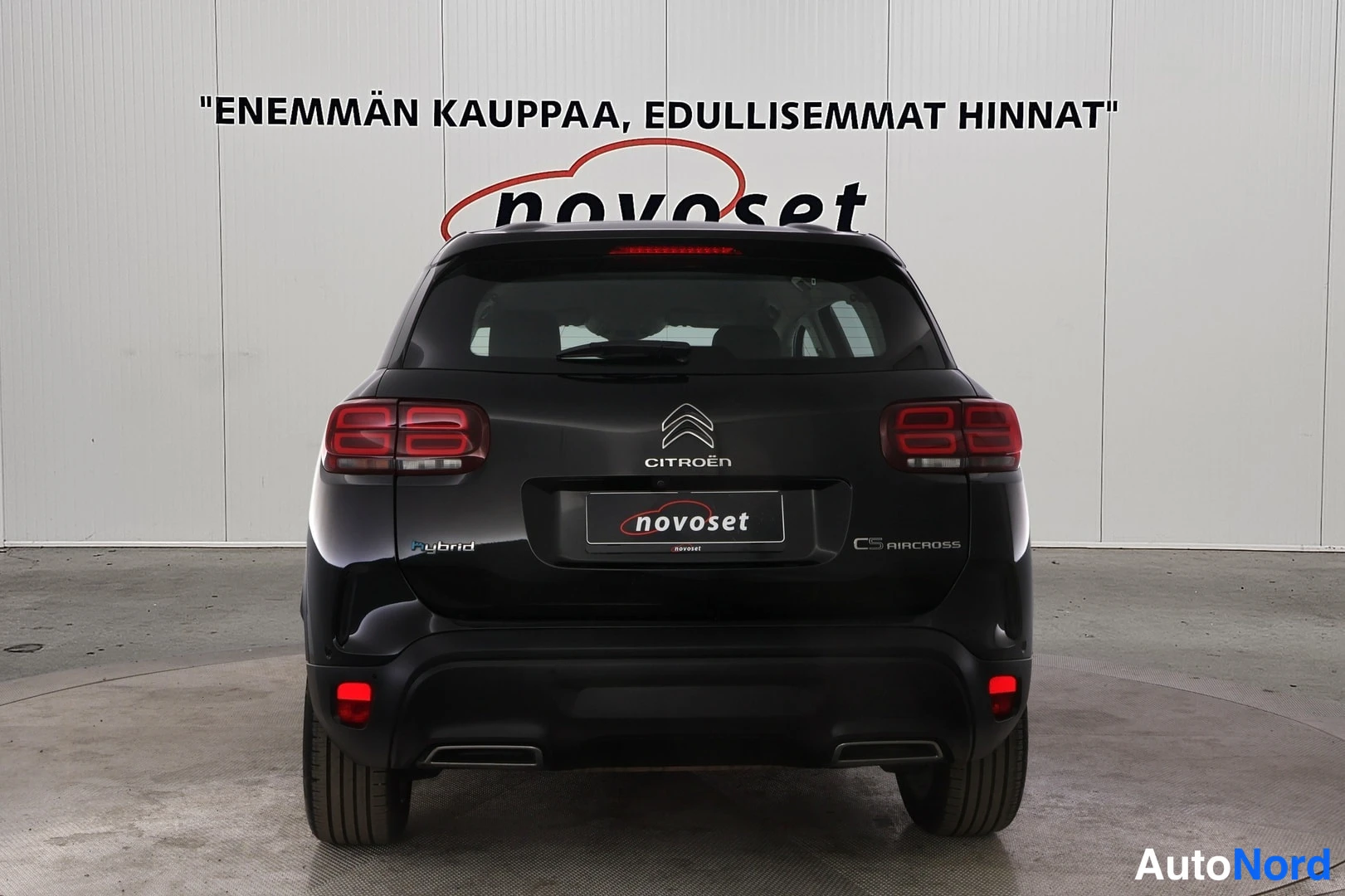Takaa: Musta Citroën C5 Aircross suoraan takaa, Citroën-merkki, C5 Aircross -teksti ja Hybrid-merkintä takaluukussa.