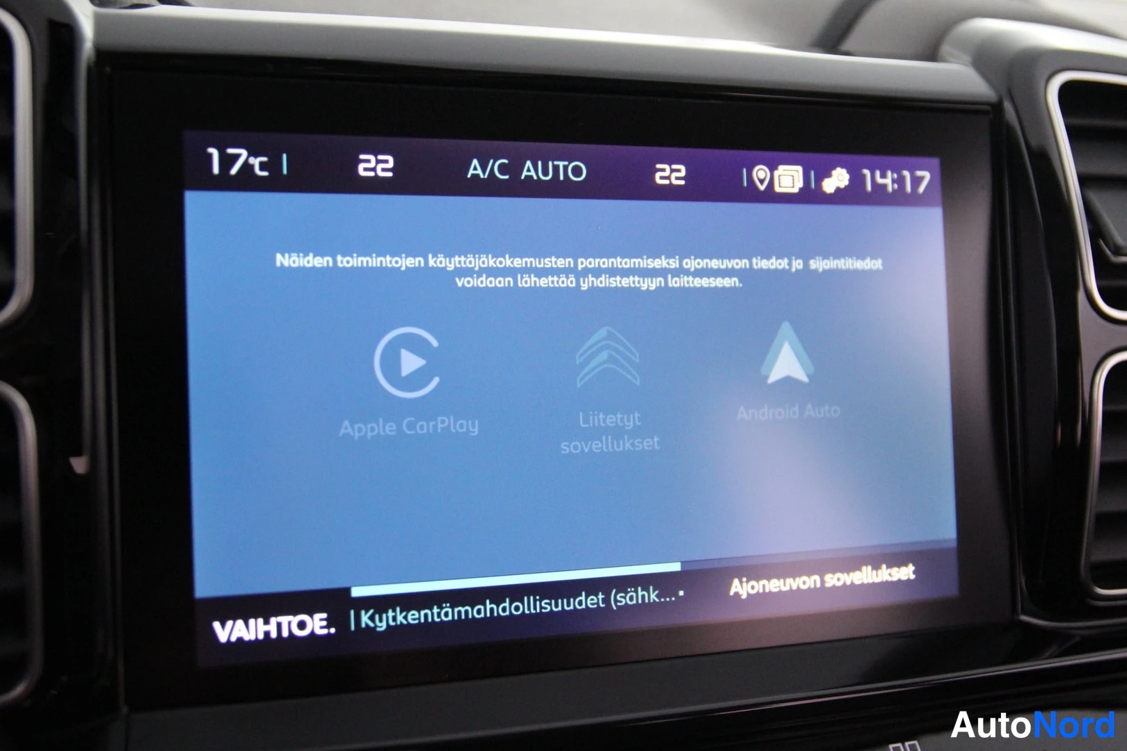 Muu: Infotainment-näyttö, jossa näkyy liitettävyysvalikko Apple CarPlay-, Liitetyt sovellukset- ja Android Auto -vaihtoehdoilla.