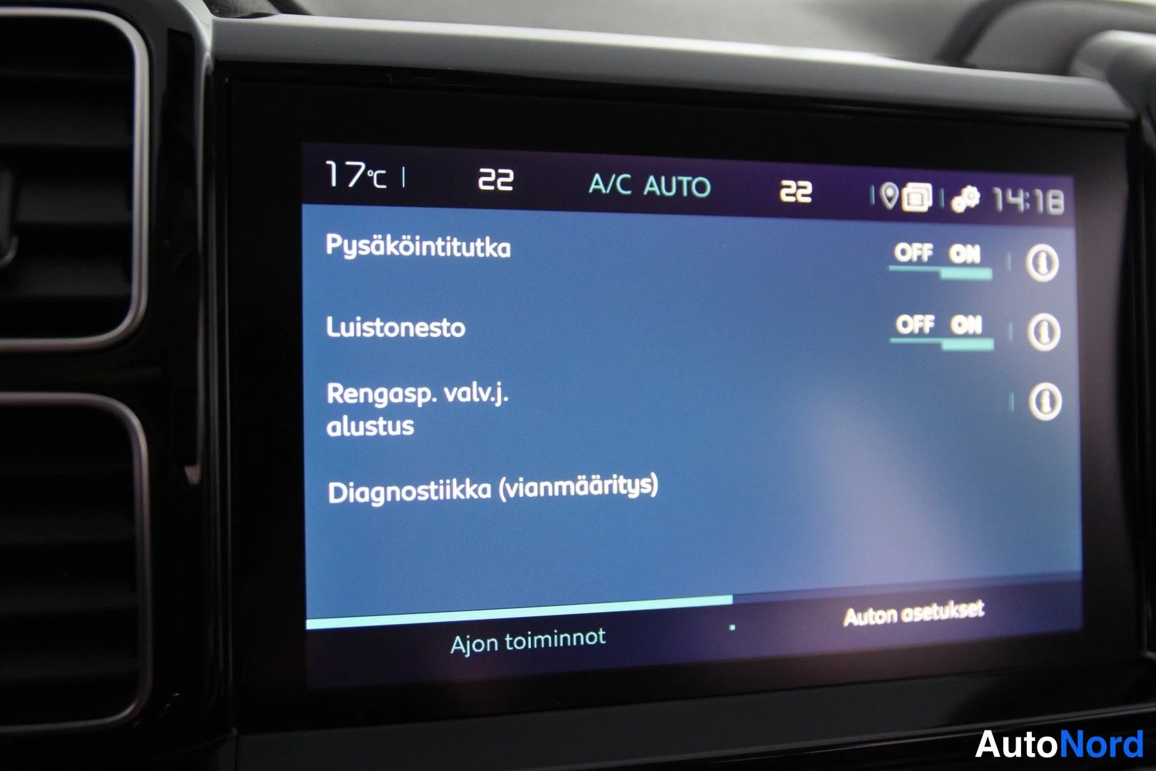 Muu: Auton asetusten näyttö, jossa Pysäköintitutka ja Luistonesto ovat ON-asennossa, plus Rengasp. valv.j. alustus ja Diagnostiikka (vianmääritys).