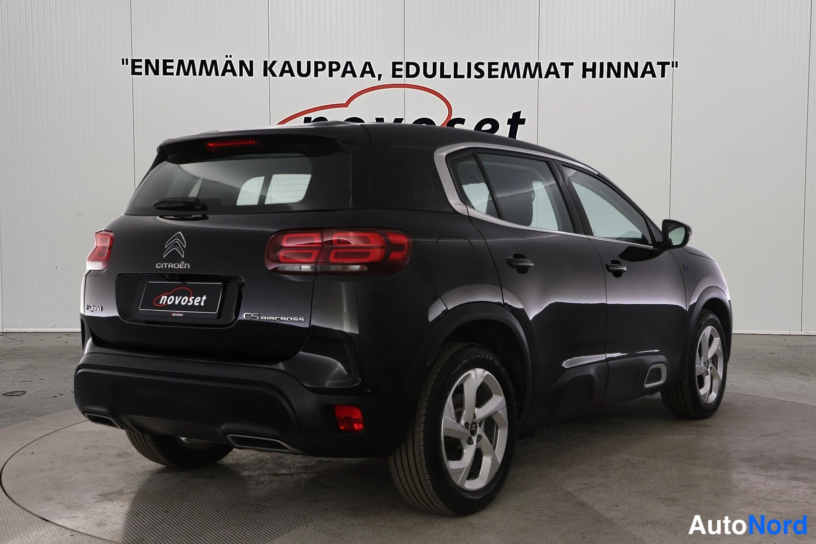Takaviisto: Musta Citroën C5 Aircross -tilusiisti takaviisto oikeasta sivusta, C5 Aircross -teksti takaluukussa ja novoset-kyltti.