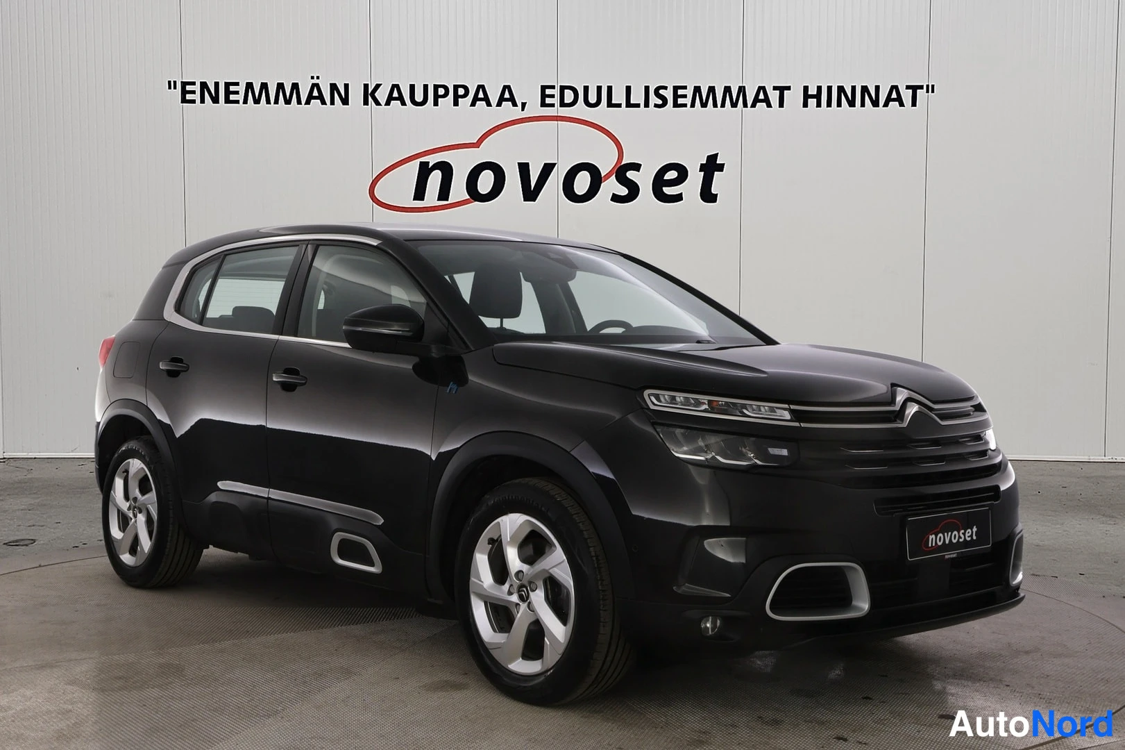 Etuviisto, nokka oikealle: Mustan Citroen C5 Aircross -maasturin etukulmanäkyvyys oikealta, etupanssari ja oikea sivu näkyvissä.