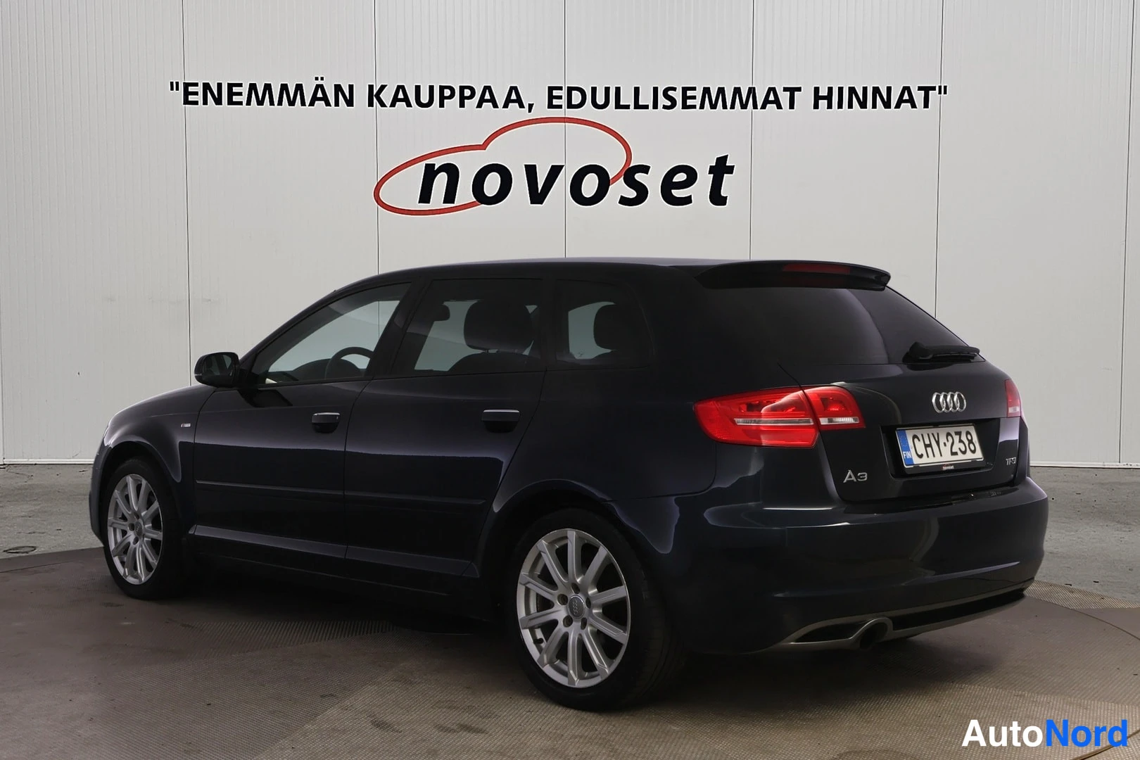 Takaviisto: Audi A3 Sportback takaviistokuvasta oikealta, rekisterikilpi.