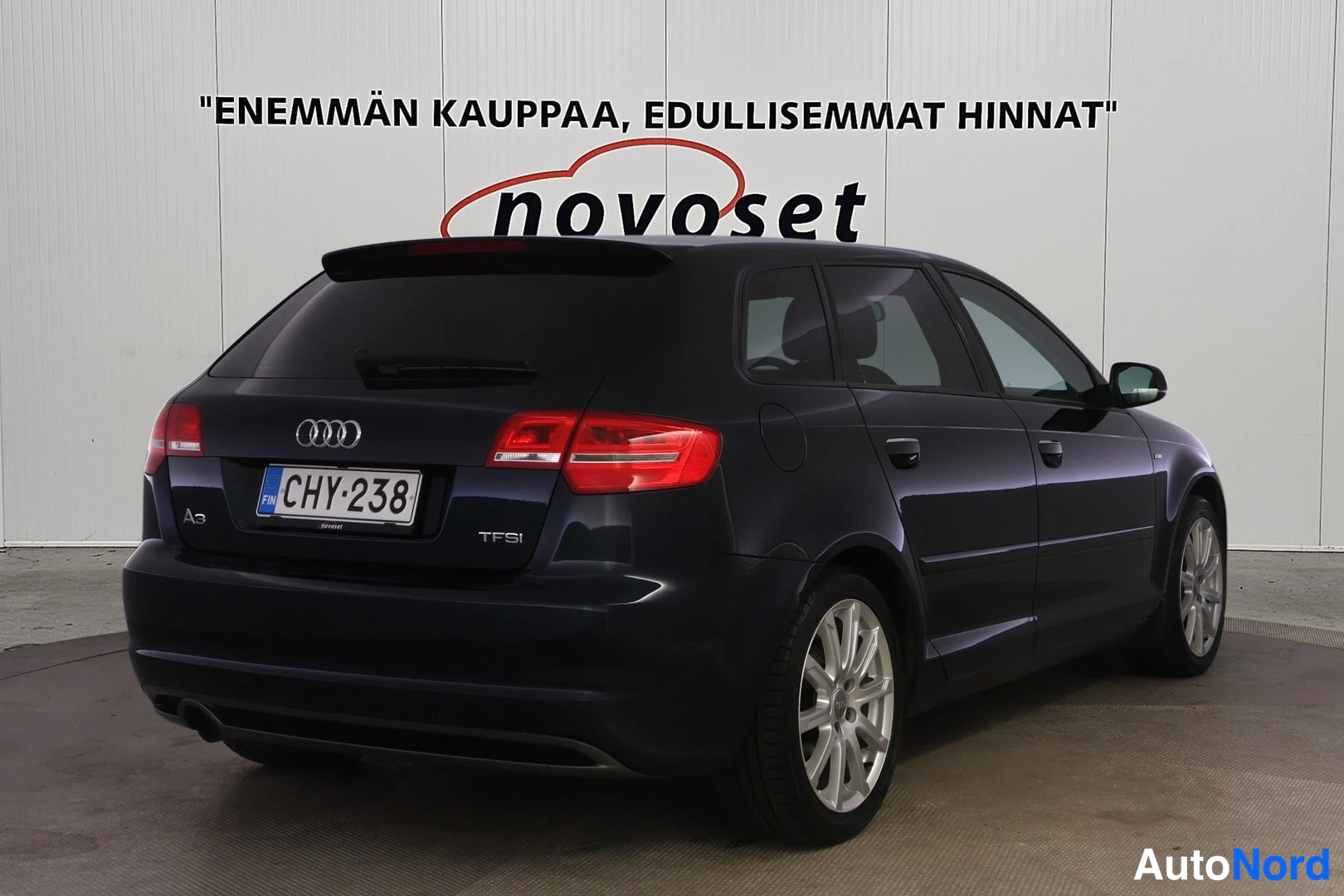 Takaviisto: Audi A3 Sportback takaviistokuvasta vasemmalta, rekisterikilpi.