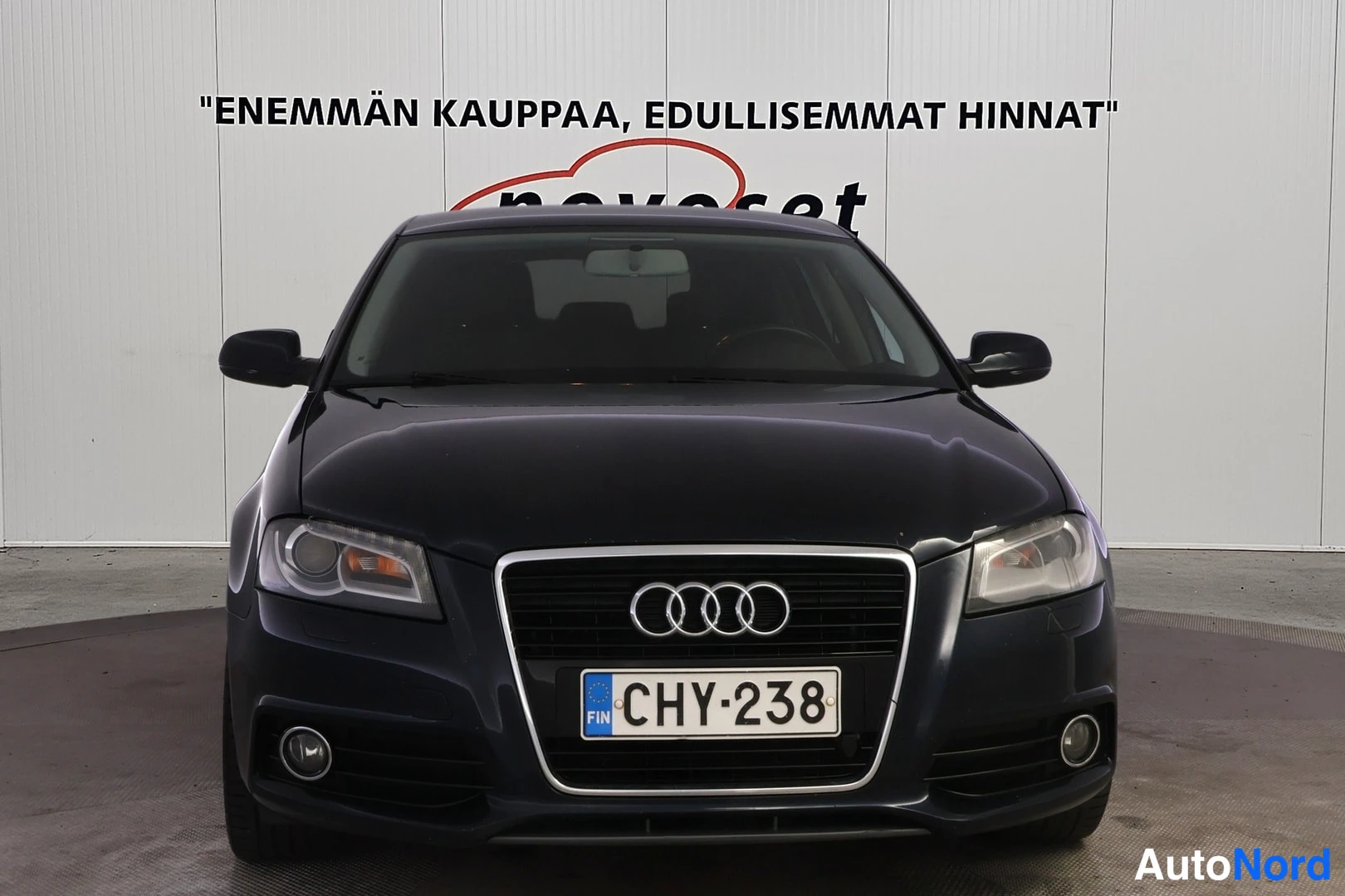Edestä: Audi A3:n keulakuva suoraan edestä, Audi-merkki jäähaitarissa ja rekisteri.