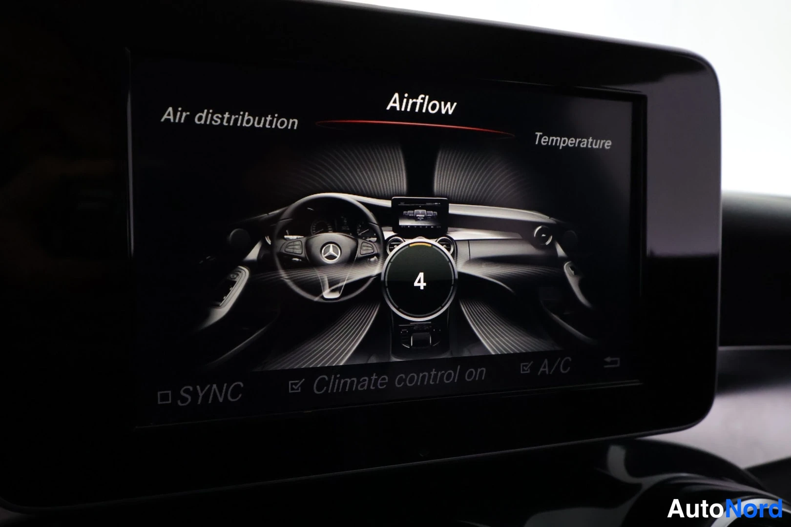 Yksityiskohta: Auton infotainment-näyttö ilmastoinnin Airflow-säädöllä