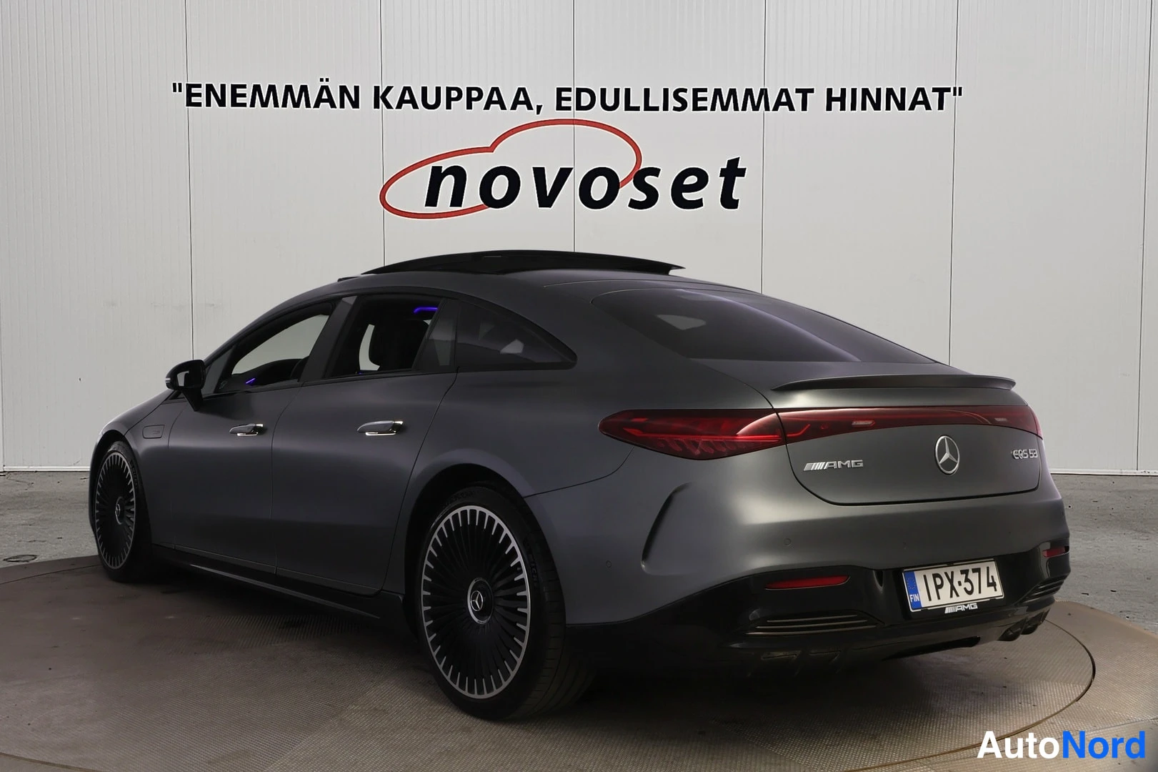 Takaviisto: Mercedes-Benzin takakulma oikealta, tummanharmaa sedan, AMG-merkintä takaluukissa.