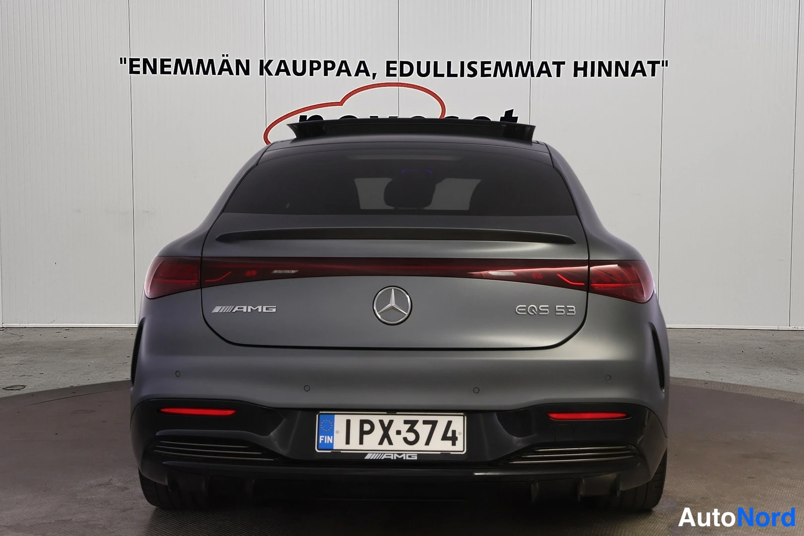 Takaa: Mercedes-Benz suoraan takaa, tummanharmaa, takaluukissa AMG- ja EQS 53 -merkinnät, kilpi.