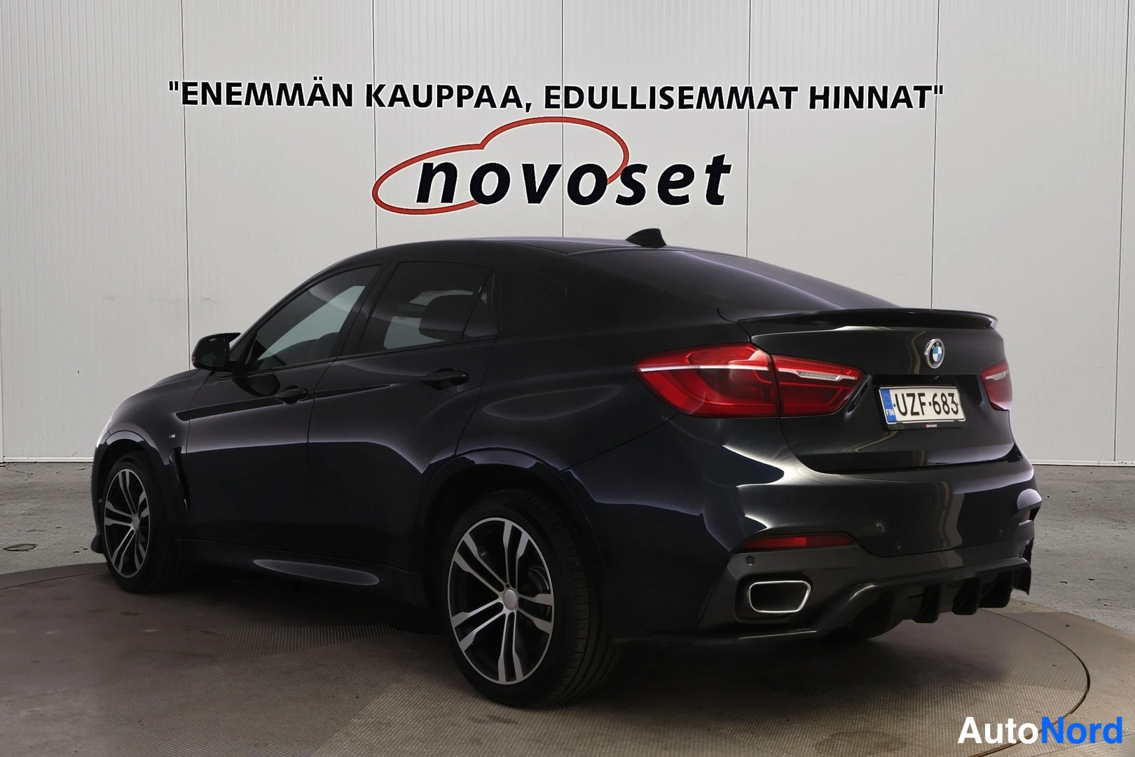 Takaviisto: Musta BMW X6 takaviistolta oikealta, rekisteritunnus.