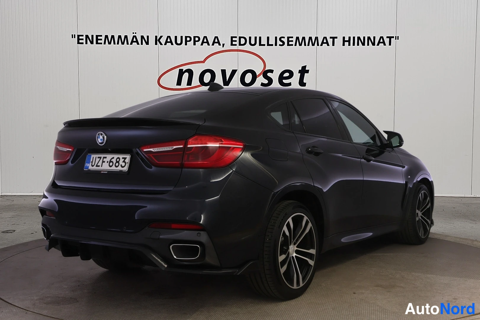 Takaviisto: Musta BMW X6 takaviistolta vasemmalta, rekisteritunnus.