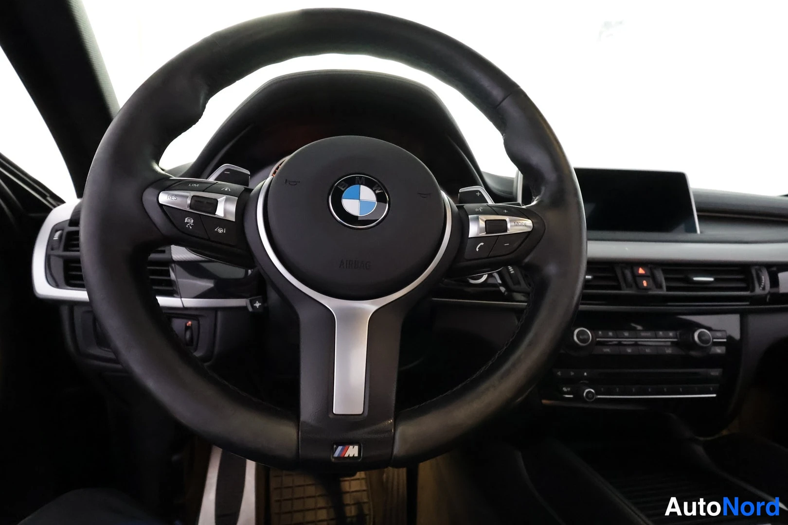 Muu: Sisätilakuva: BMW-ohjauspyörä, jossa M-merkki, ja kojelauta multi-Media-näytöllä.