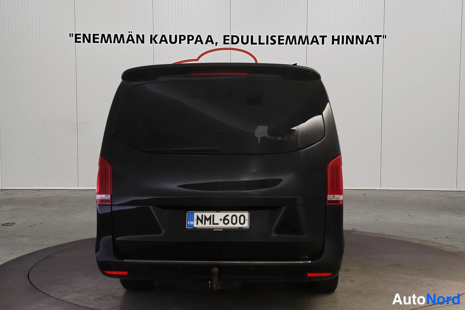 Takaa: Musta Mercedes-Benz V -pakettiauto takaa, rekisterikilpi.