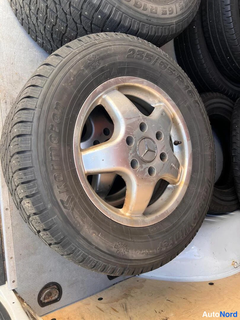 Muu: Varamuon rengas 235/65 R16C Kormoran Winterpro2 Mercedes-tähtimerkinnällä varustetulla kevytmetallivanteella, lähikuva.