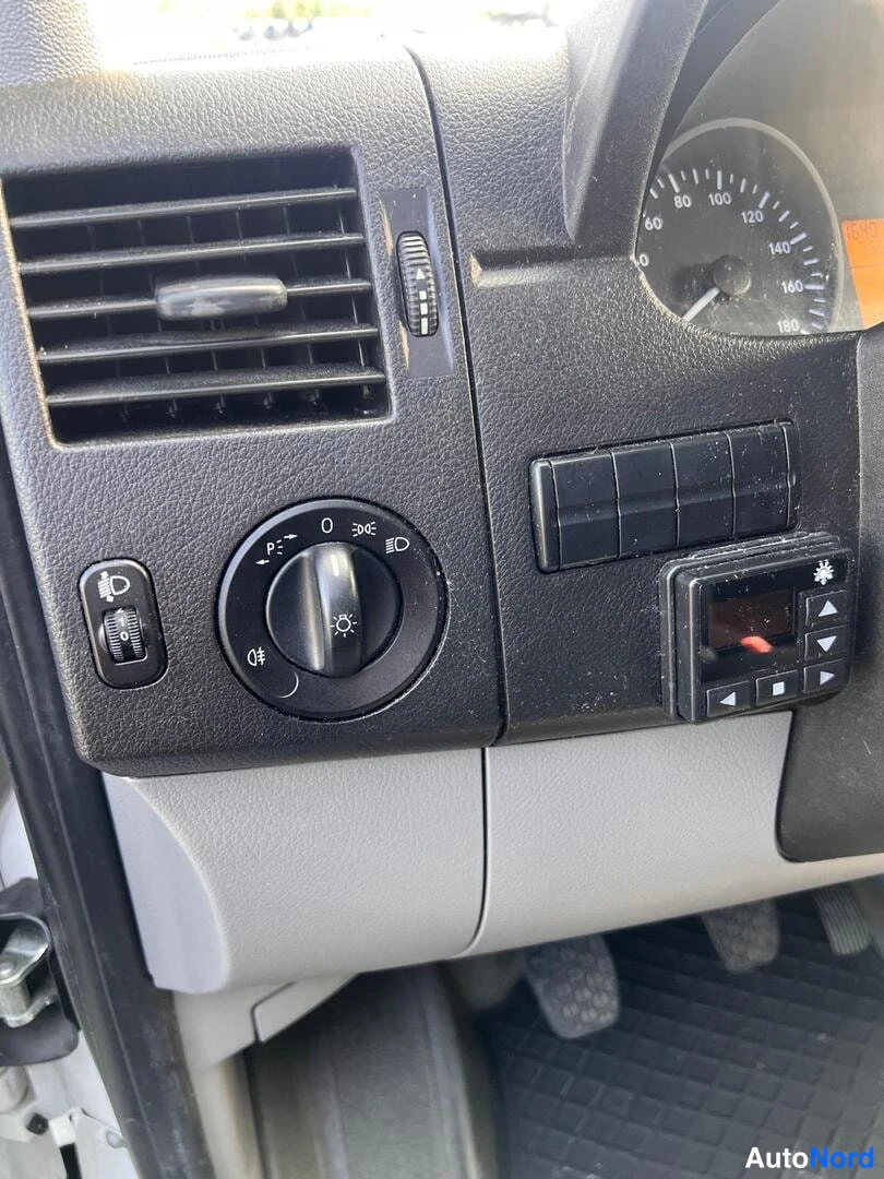 Muu: Kuljettajan oven viereinen kojelauta: ilmanvaihtoaukko, sähköinen ikkunannostinkytkin, etuvalokytkin ja lisälaitteen pienoispainikkeet; jalkatila ja mattolakana