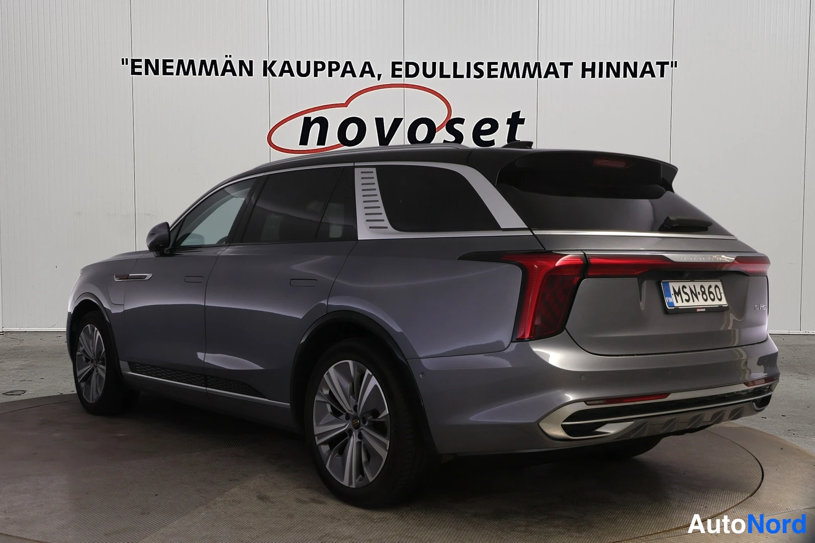 Takaviisto: Harmaa SUV kuvattuna takaviistosta; yhtenäinen punainen takavalo, tumma takaluukku ja auton kylki näkyvät, rekisterikilpi.