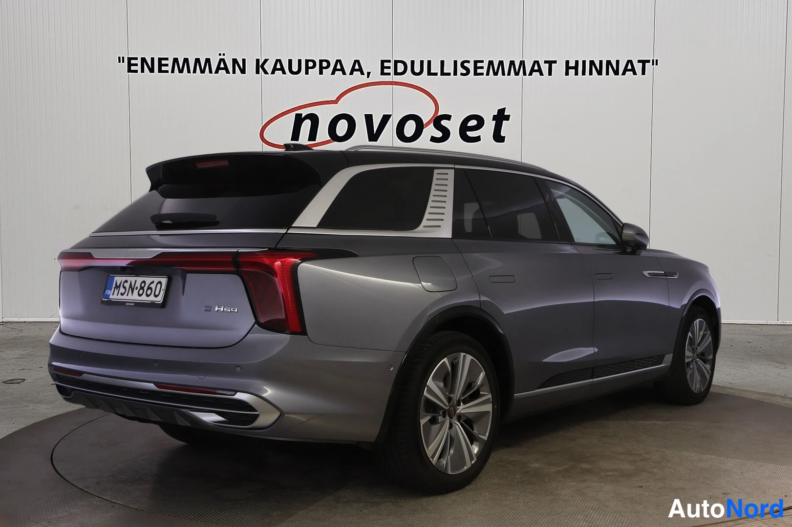 Takaviisto: Harmaa SUV kuvattuna takaviistosta toisesta kulmasta; punainen takavalo, kattokaiteet ja kevytmetallivanteet näkyvät, rekisterikilpi.