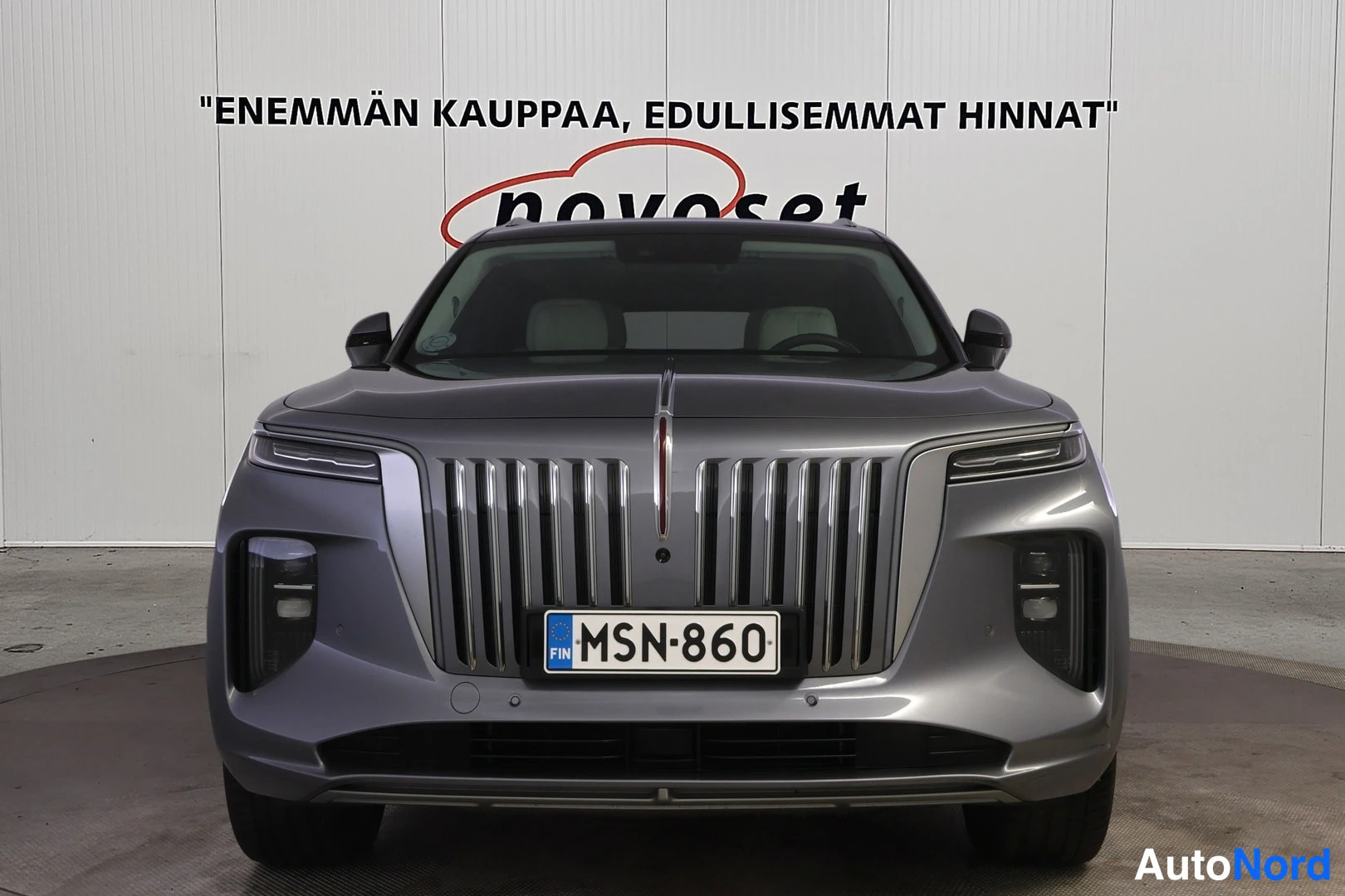 Edestä: Hongqi E-HS9:n keula suoraan edestä, leveä pystysäleikkö ja rekisteri.