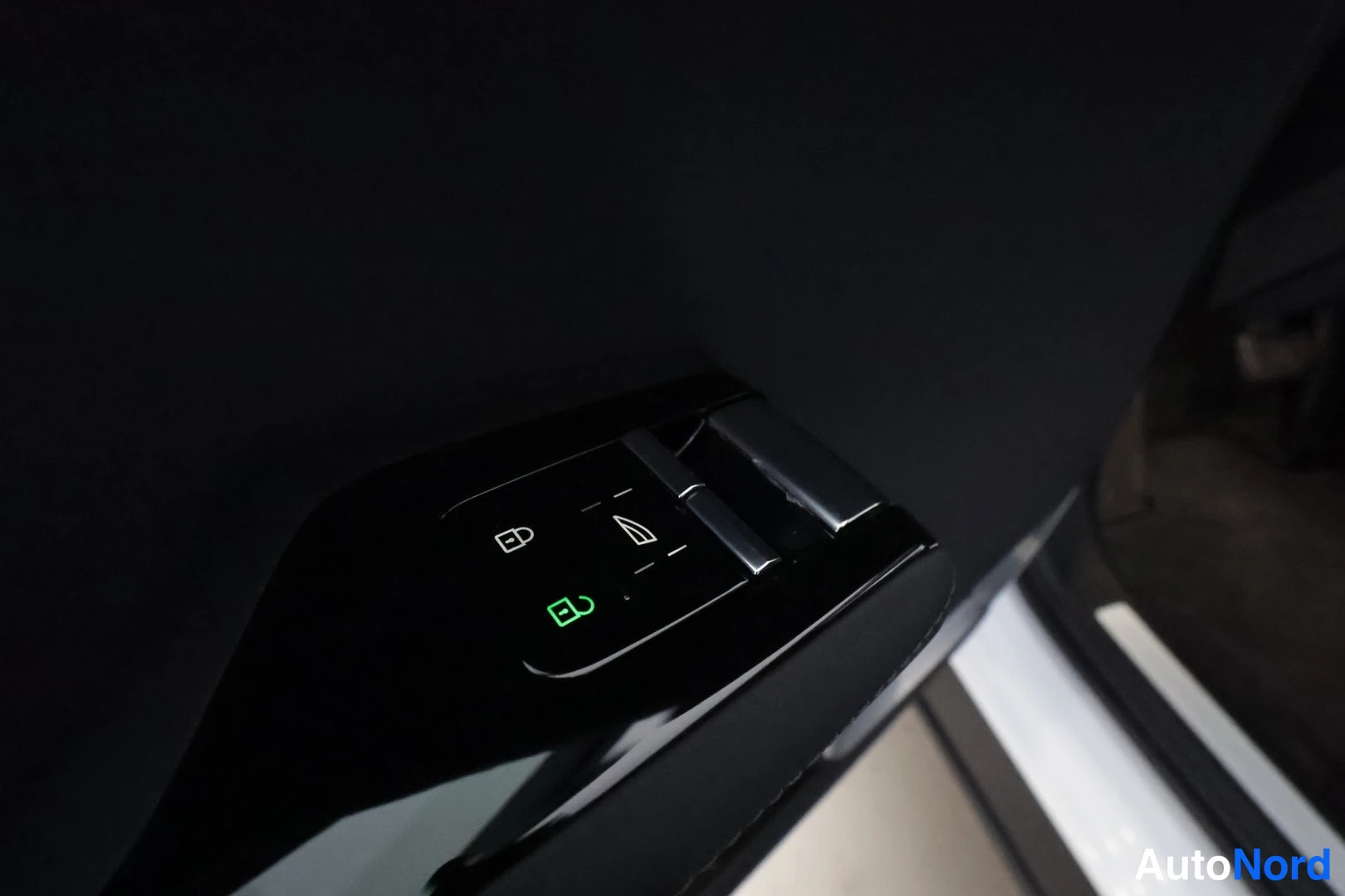 Muu: Oven sähköisen lukituksen ja ikkunannostimen kytkimet, puhdistettu tumma pinta.