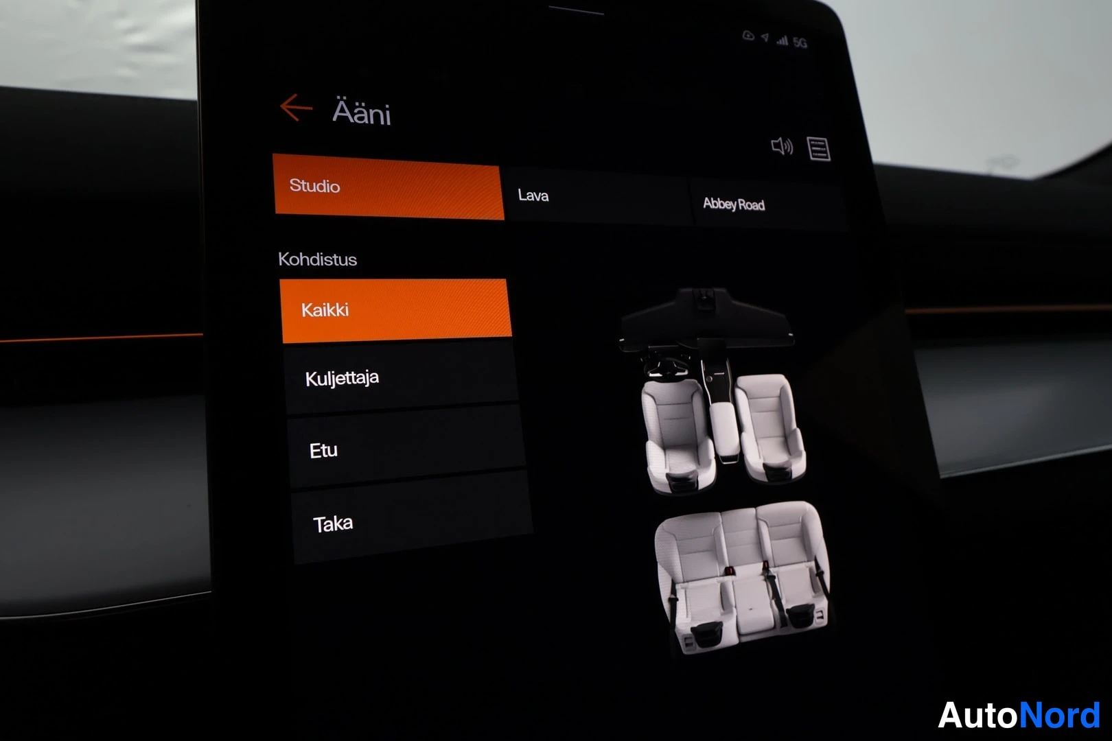 Yksityiskohta: Auton infotainment-näytön Ääni-asetussivu, jossa ääniasetukset Studio, Lava ja Abbey Road sekä kohdistusvaihtoehdot Kaikki, Kuljettaja, Etu ja Taka.
