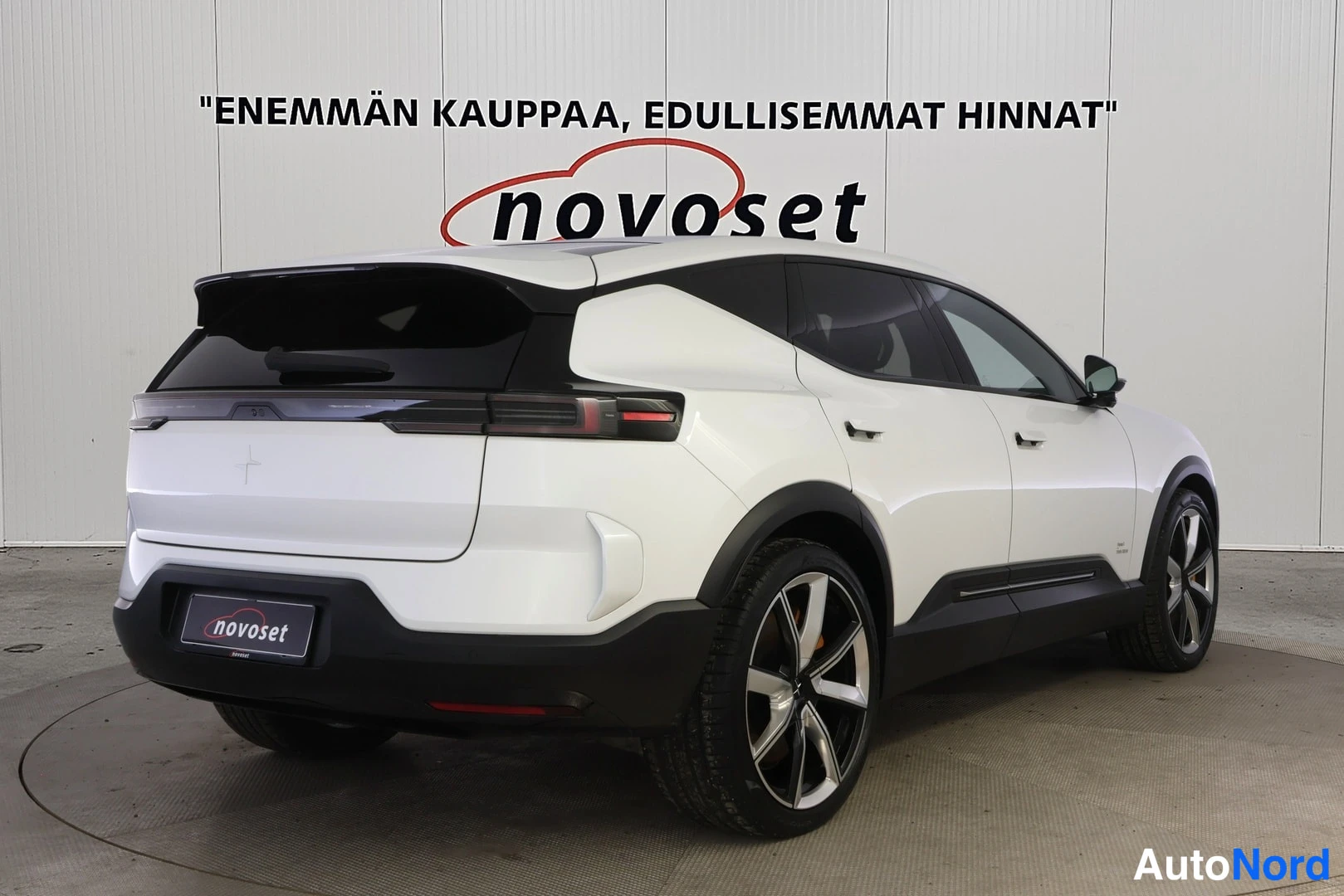 Takaviisto: Valkoisen Polestar 3 -maasturin takanurkkaus oikealta takaa kuvattuna sisätiloissa.
