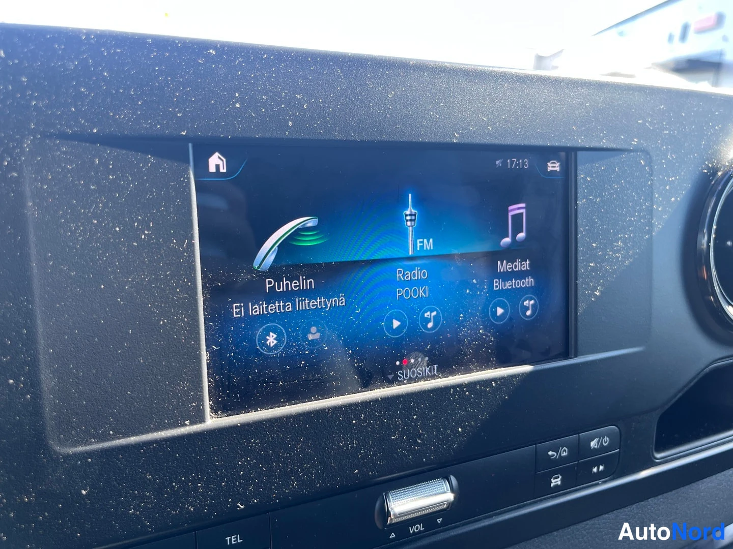 Muu: Ohjaamon kosketusnäyttö, jossa valittuna Puhelin, Radio POOKI ja Mediat Bluetooth