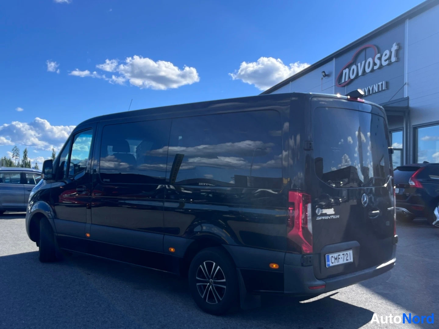 Takaviisto: Musta Mercedes-Benz Sprinter takaviistöstä; takapaneelissa SPINTER-logo ja -tunnus.