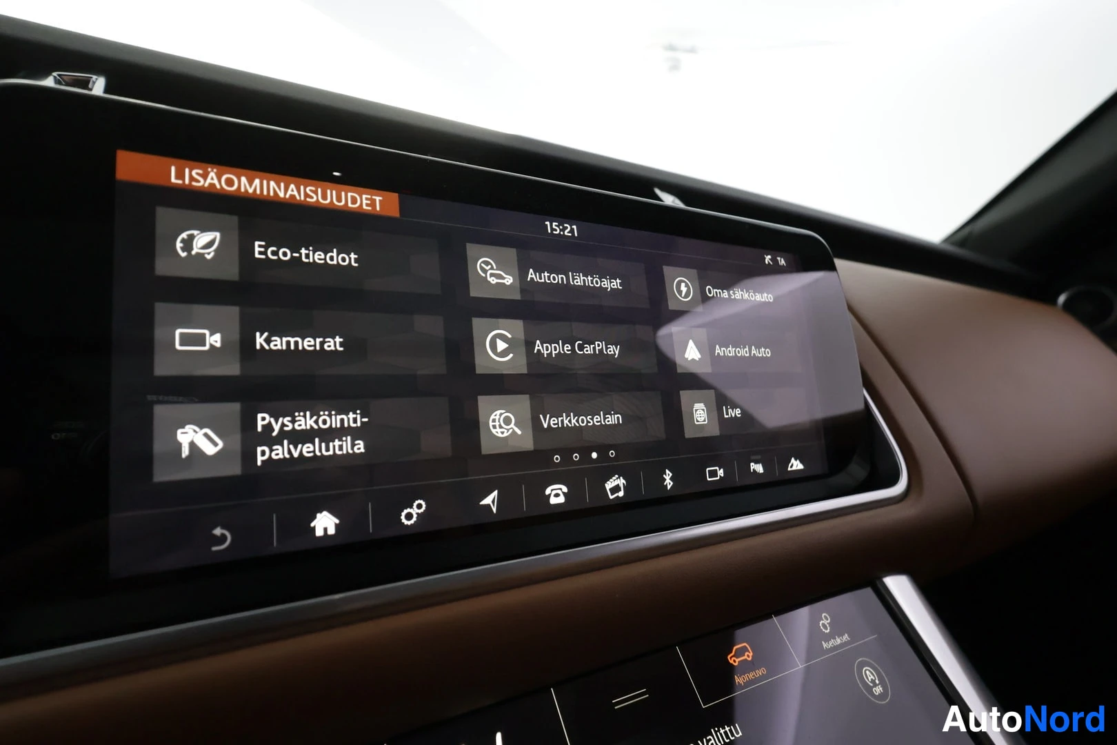 Muu: Kosketusnäytön Lisäominaisuudet-valikko: Eco-tiedot, Kamerat, Apple CarPlay, Android Auto, Auton lähtöajat, Oma sähköauto, Pysäköintipalvelutila, Verkkoselain j