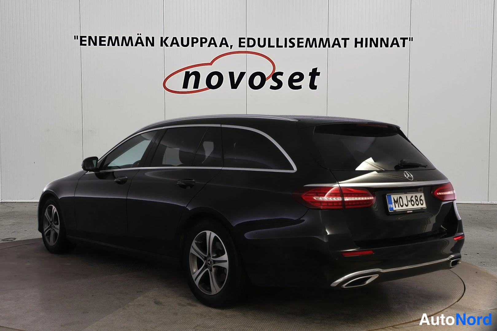 Takaviisto: Mercedes-Benz E 200 d -farmari mustana takaylänurkkakuvasta oikealta, takapuskurissa rekisterikilpi.