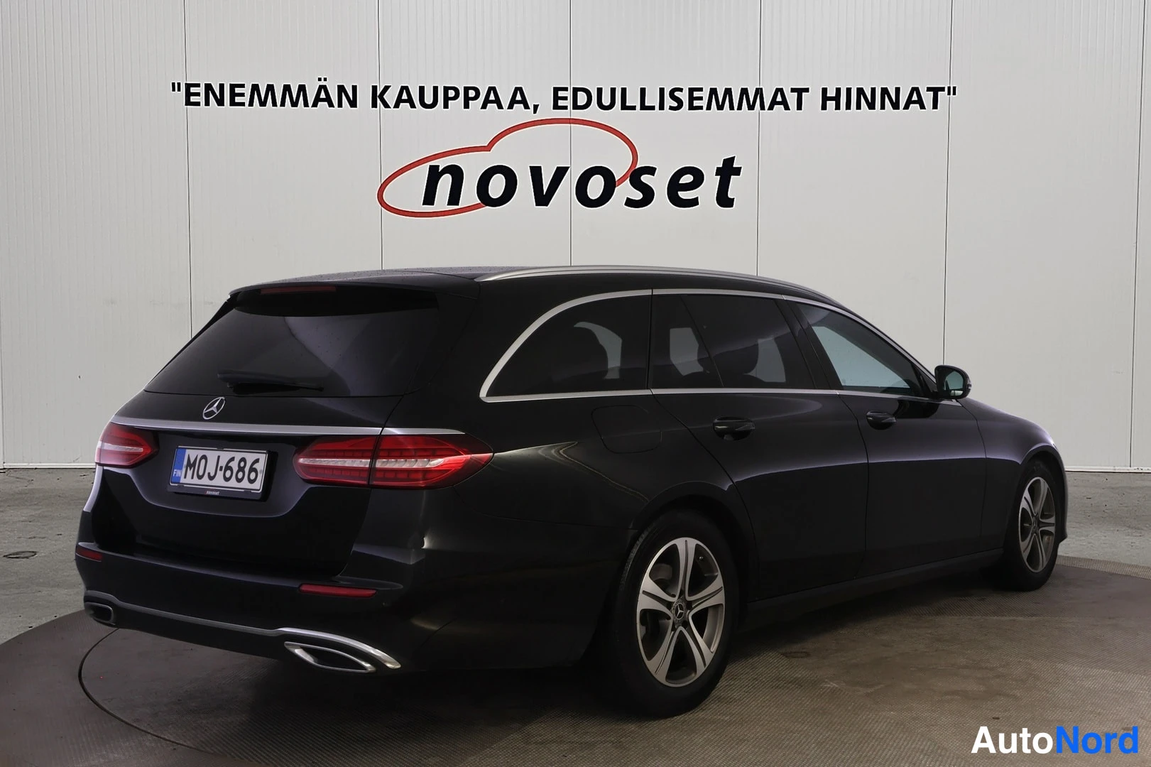 Takaviisto: Mercedes-Benz E 200 d -farmari mustana takaylänurkkakuvasta vasemmalta, rekisterikilpi.