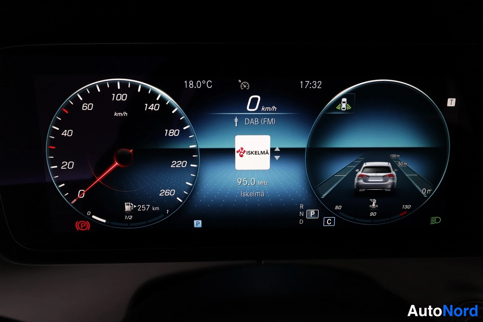 Muu: Digitaalinen mittaristo: nopeusmittari, 18.0 °C lämpötila, kellonaika 17:32, DAB (FM) -radio ISKELMÄ 95.0 MHz, ajomatka 257 km, pysäköintitila P.