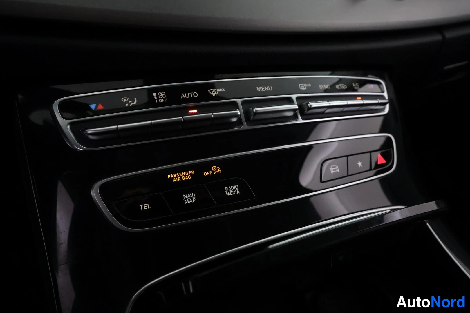 Muu: Ilmastointilaitteen ja infotainmentjärjestelmän hallintapaneeli, jossa näkyy AUTO, MENU, SYNC, TEL, NAVI MAP ja RADIO MEDIA.