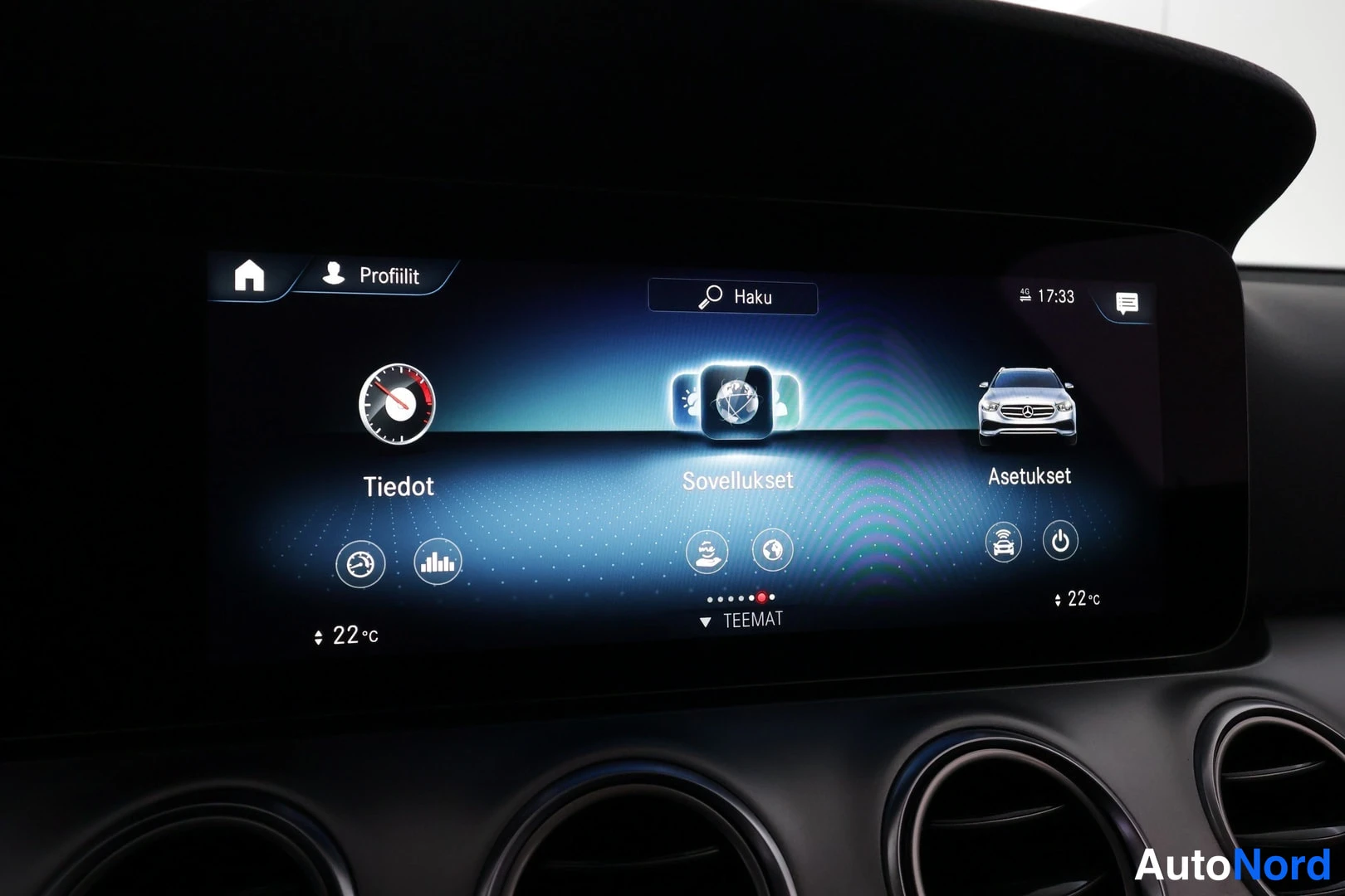Muu: Infotainment-näytön päävalikko Tiedot-, Sovellukset- ja Asetukset-valikoilla.