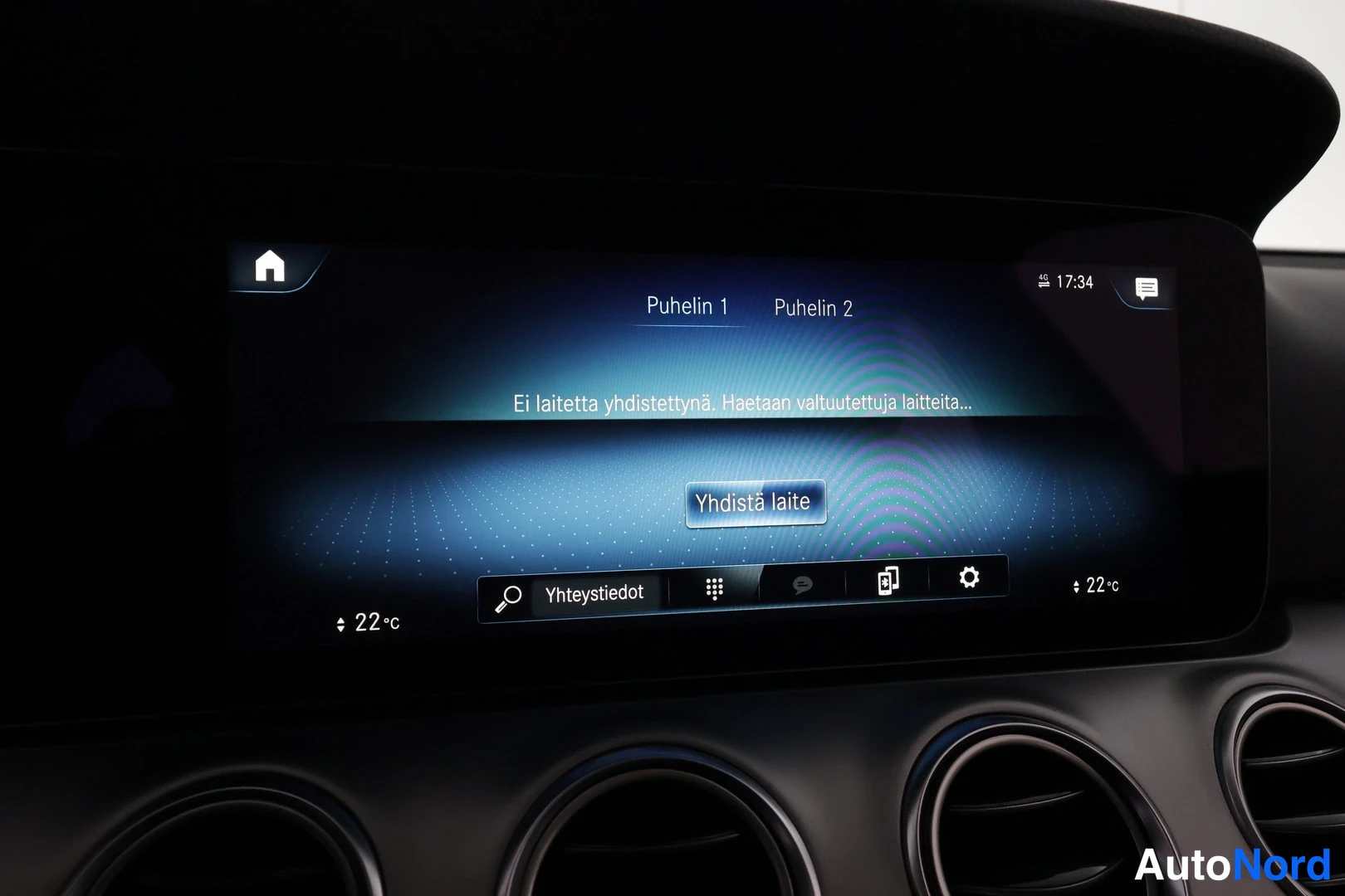 Muu: Infotainment-näytön puhelinvalikko, ei yhdistettyä laitetta, Yhdistä laite -painike.
