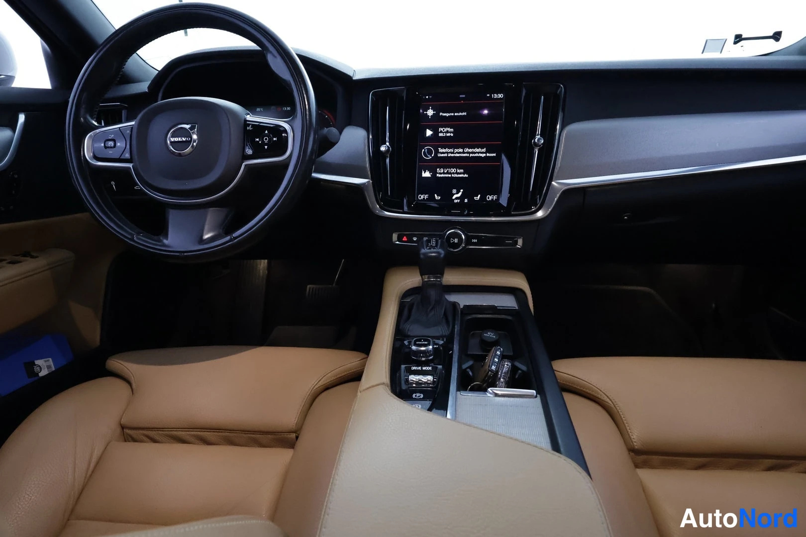 Muu: Ohjaamosta näkyy Volvo-logollinen ohjauspyörä, keskinäinen kosketusnäyttö ja automaattivaihteiston valitsin.