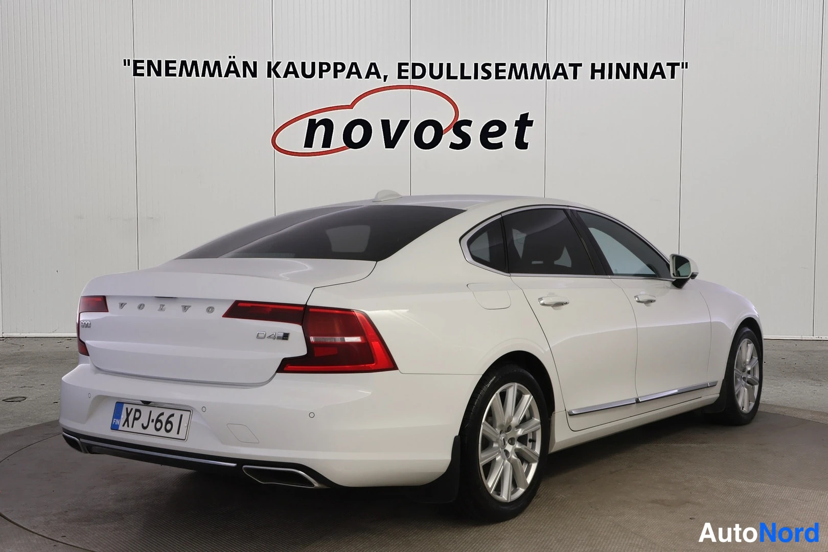 Takaviisto: Valkoinen Volvo S90 D4 takaa vasemmalta kolmivartalokuvassa, rekisterikilpi.