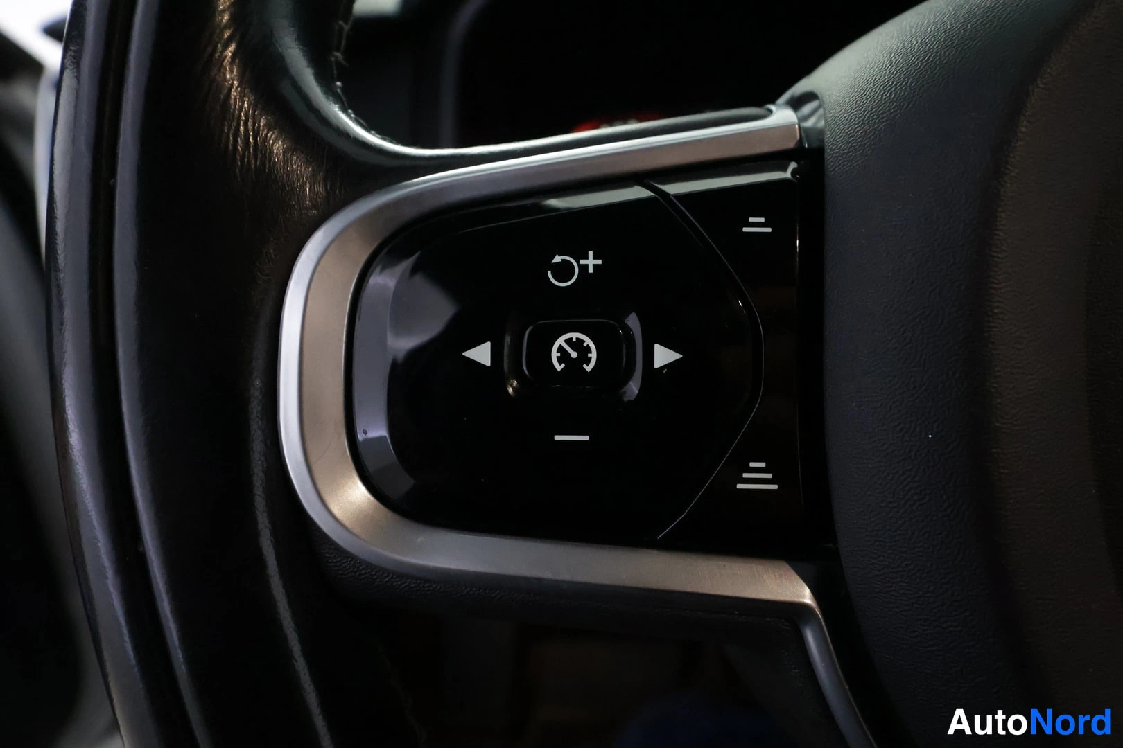 Yksityiskohta: Volvo S90 Inscription 2017 – kuvan 0: ratti, lähikuva. Rattirivin nappien kuvat: ratti, mittariston ohjaus ja vakionopeudensäädin.