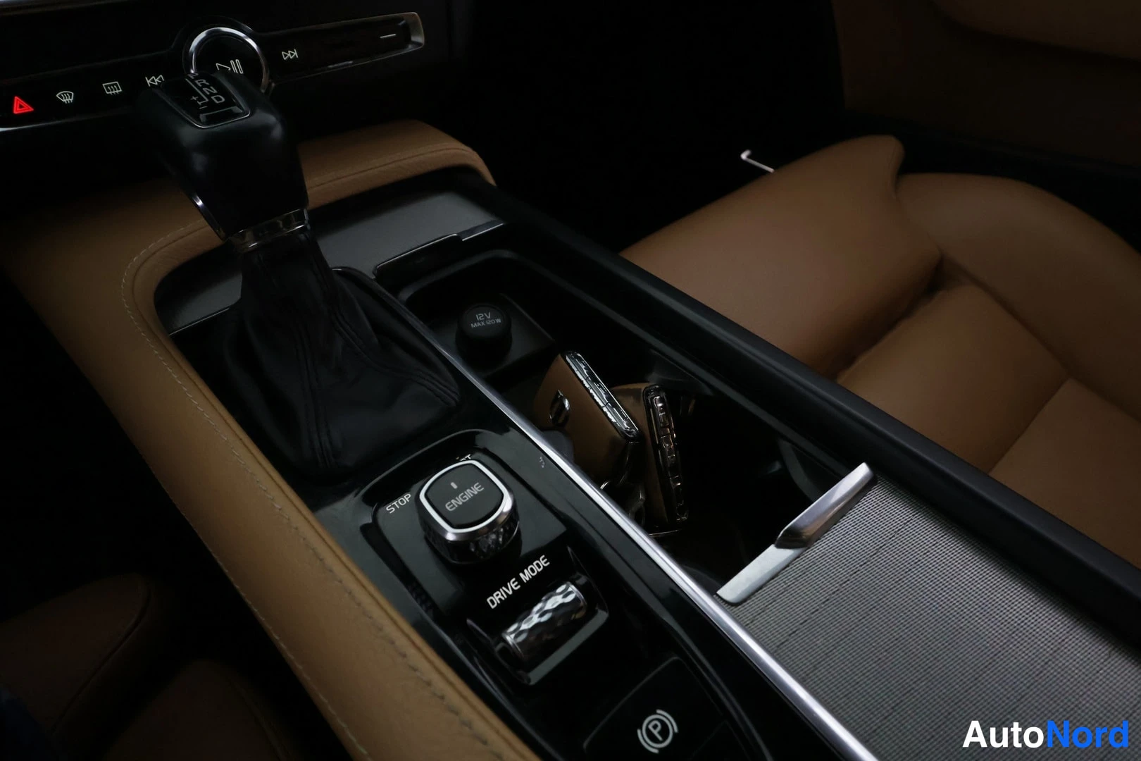 Yksityiskohta: Volvo S90 Inscription 2017 – kuvan 3: hallintayksikkö, lähikuva. Rattirivin nappien kuvat: hallintayksikkö, hallintayksikkö vaihteenvalitsin, parkkitutkan paini