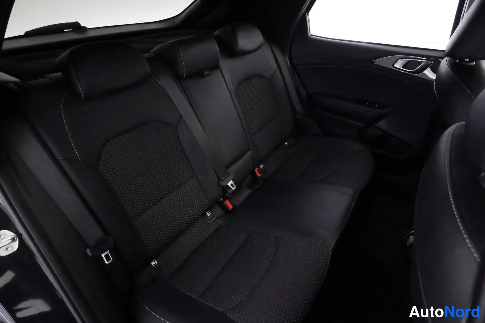 Muu: Kia XCeed 2021: Takaistuimen selkänoja – kaksi istuinta seläineen näkyvissä, tummat istuimet.