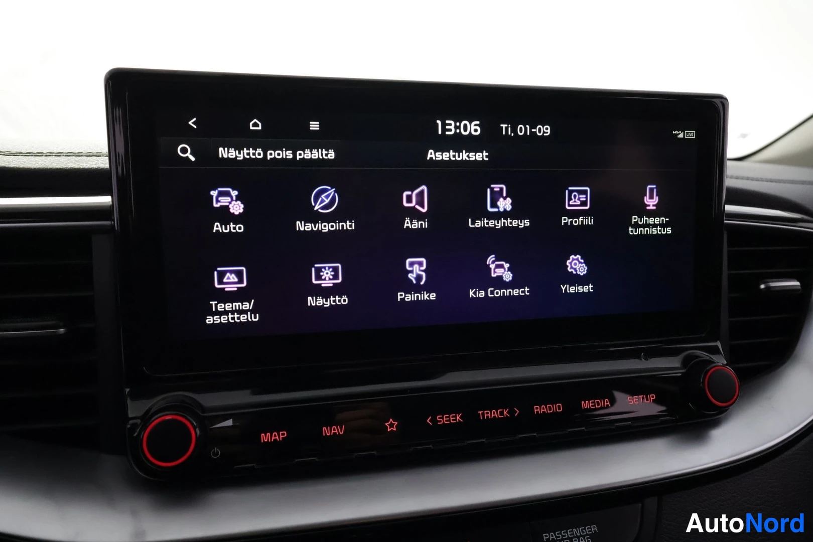 Muu: Auton infotainment-näyttö Asetukset-valikossa, kuvakkeina muun muassa Auto, Navigointi, Ääni, Laiteyhteys, Profiili, Puheentunnistus, Teema/asettelu, Näyttö, Pa