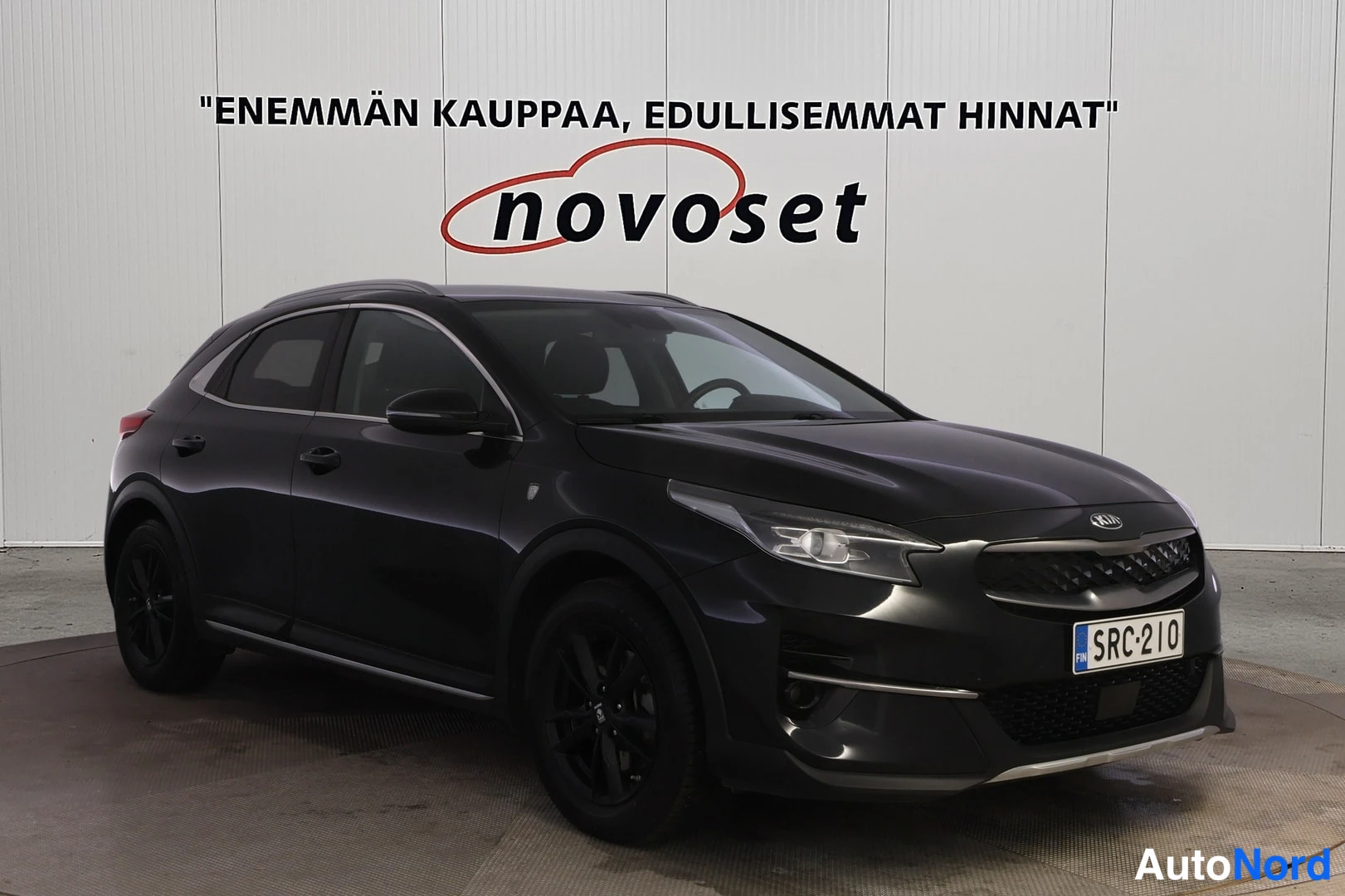 Etuviisto, nokka oikealle: Kia XCeed 2021 musta, kolmeneljäsosapuvaaka edestä, keula oikealla.